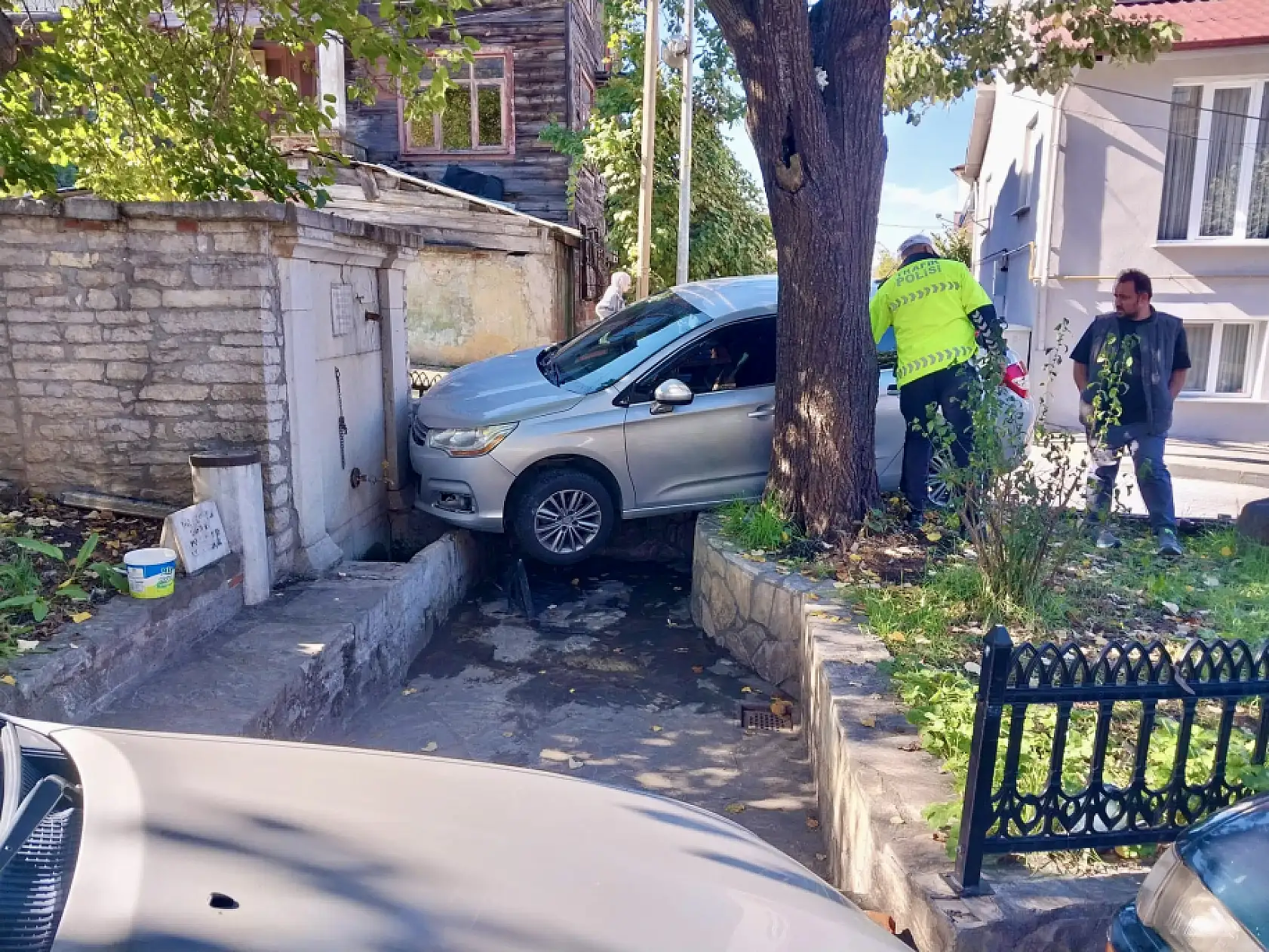 Çeşme bahçesine girdi