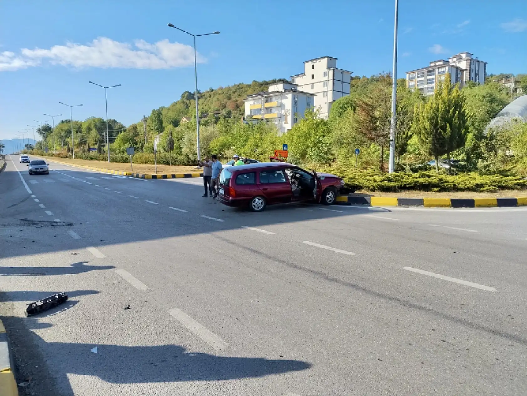 Çarpışan tofaş araziye uçtu