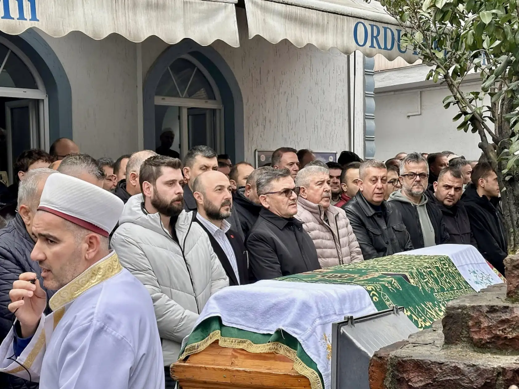 Gözyaşları içerisinde toprağa verildi