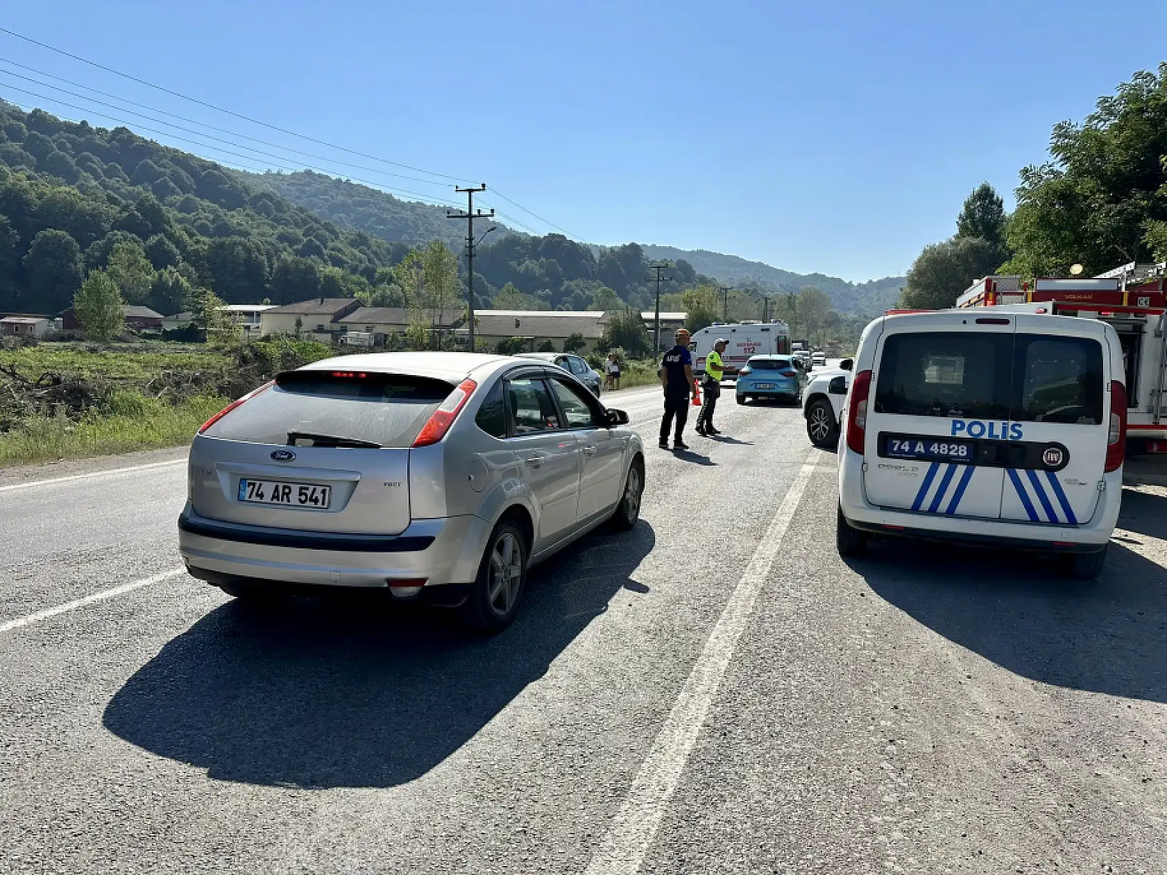 Yoldan çıktı, ağaca çarptı