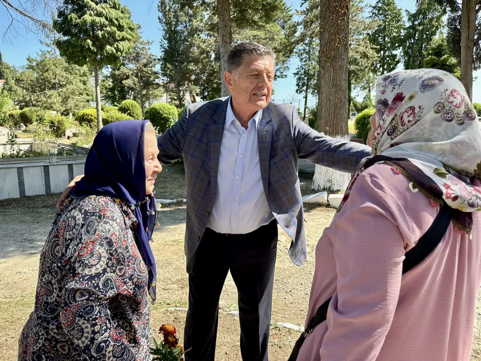 Dualar edildi, mezarlıklar çiçeklendi