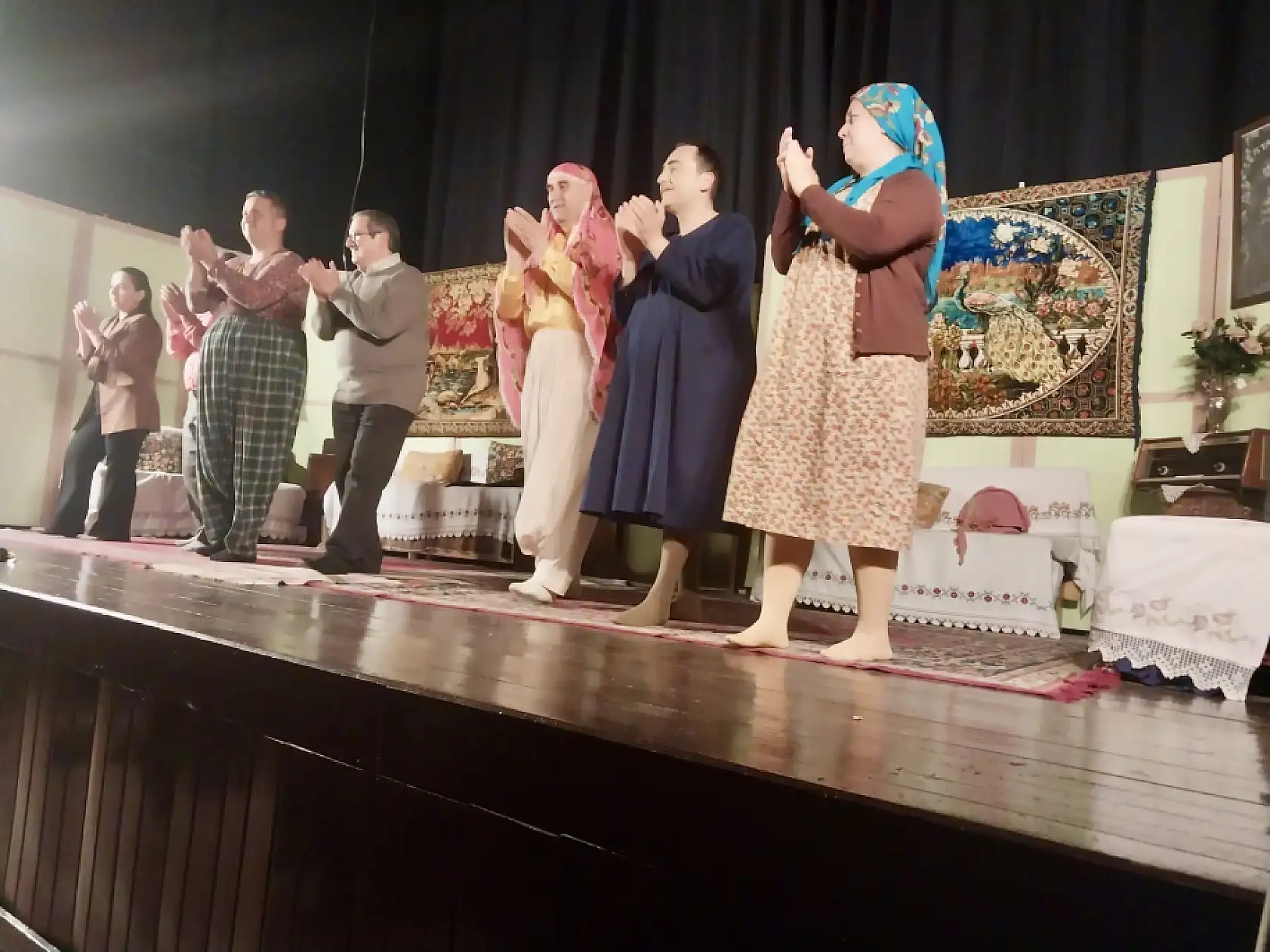 Yazıyor, yönetiyor, oynuyor