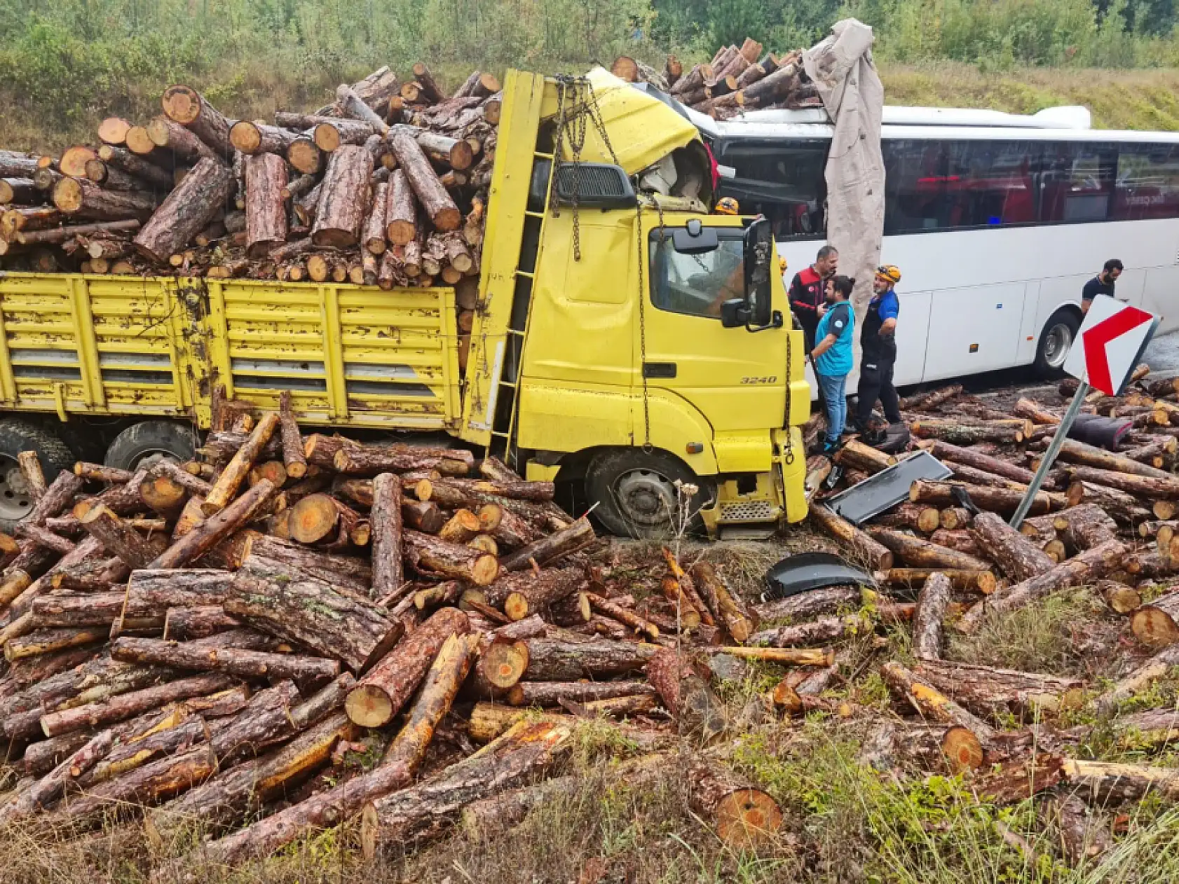 Otobüs odun yüklü tırla çarpıştı