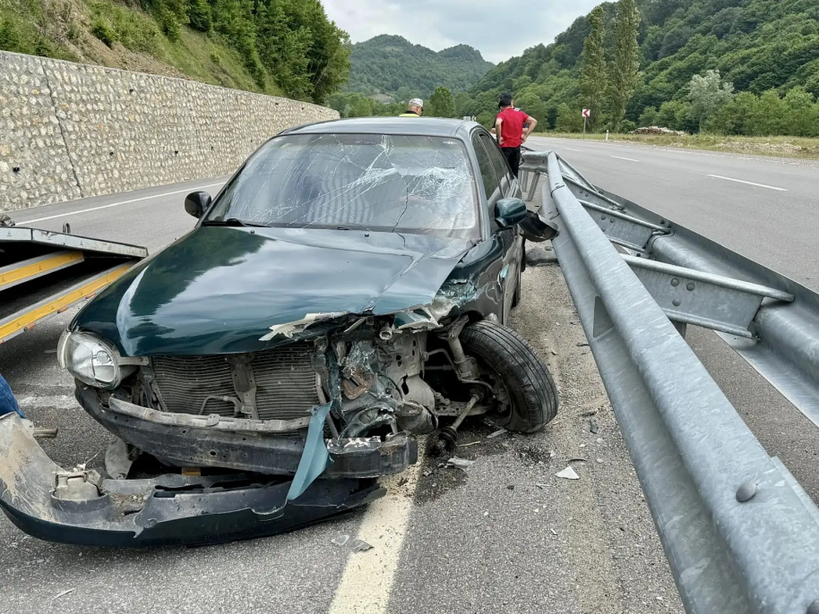 Otomobil bariyerlere çarptı