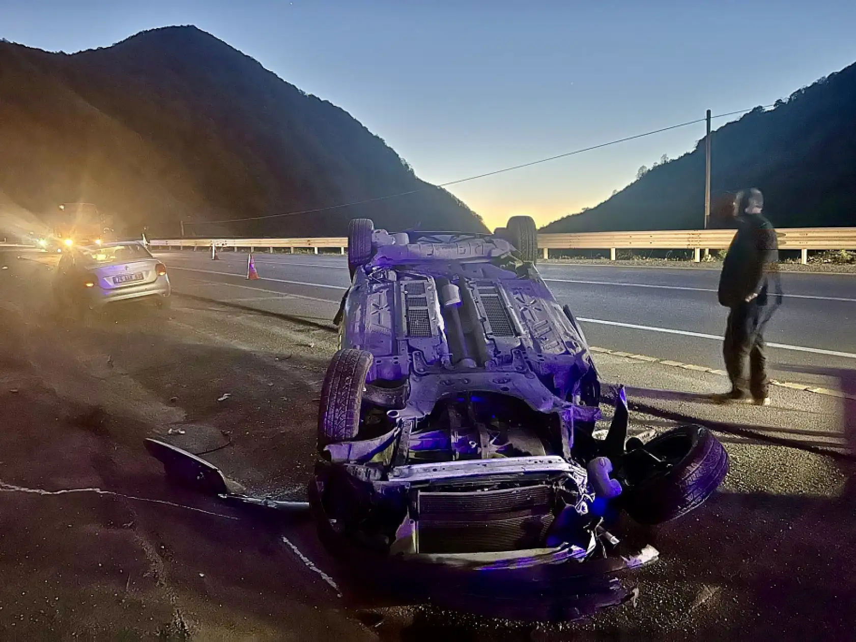 Duvara çarpıp takla attı