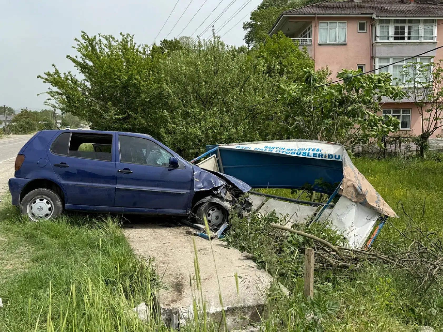 Otobüs bekleme durağına daldı