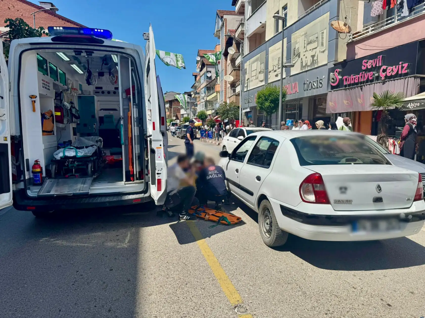 Küçük çocuğa araba çarptı