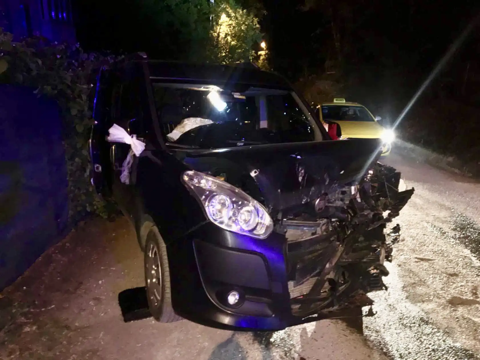 İki araç kafa kafaya çarpıştı