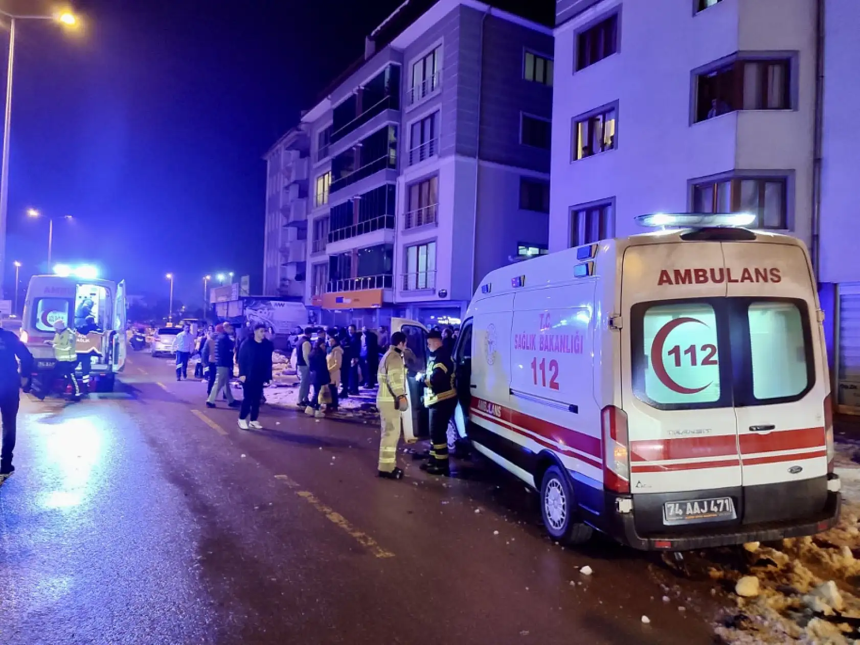 Ambulans ile otomobil çarpıştı