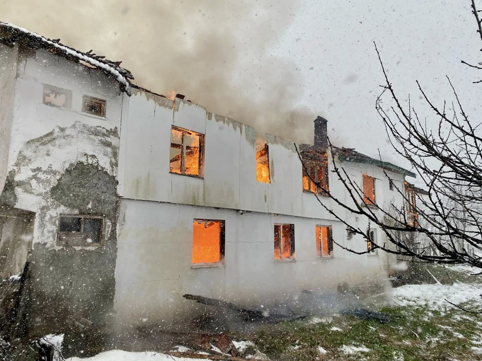 Kar altında yangın çıktı