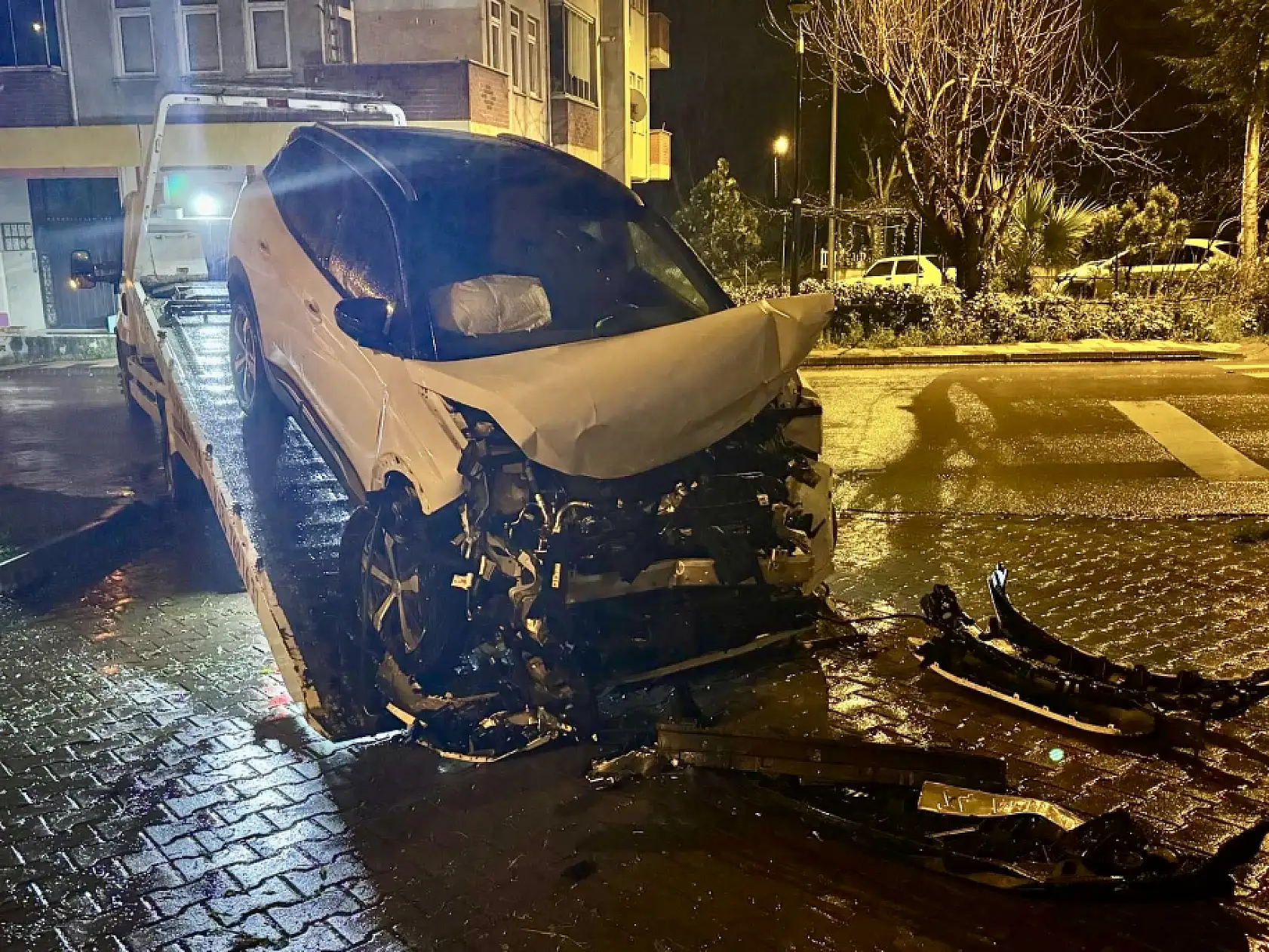 Park halindeki araca çarptı