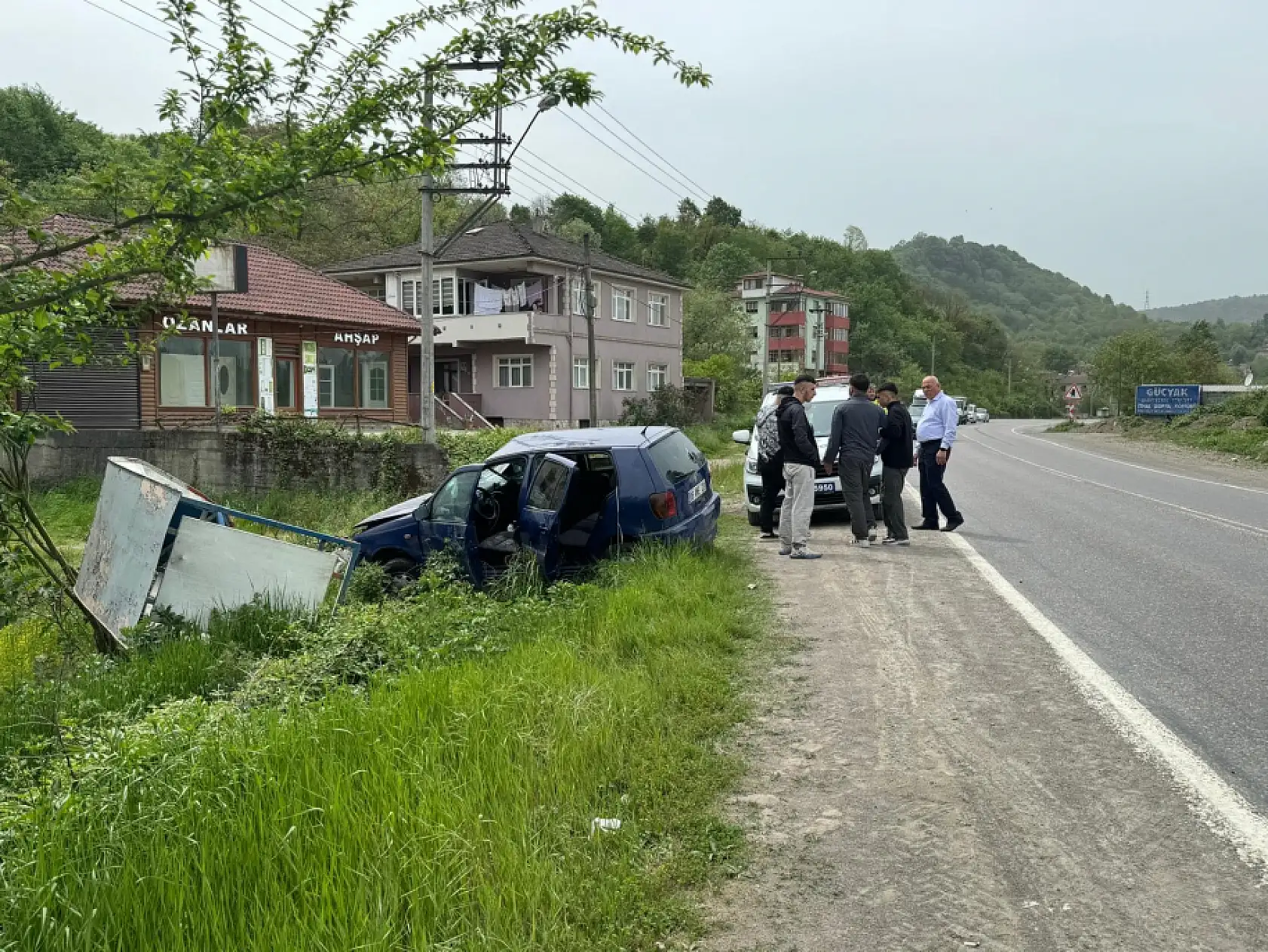 Otobüs bekleme durağına daldı