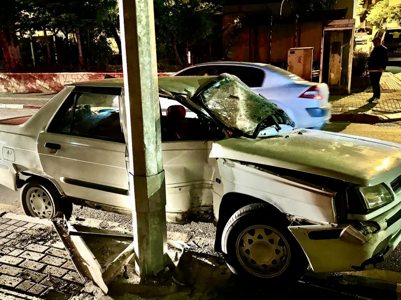 Gece gezmeye çıktı, araba hurdaya döndü