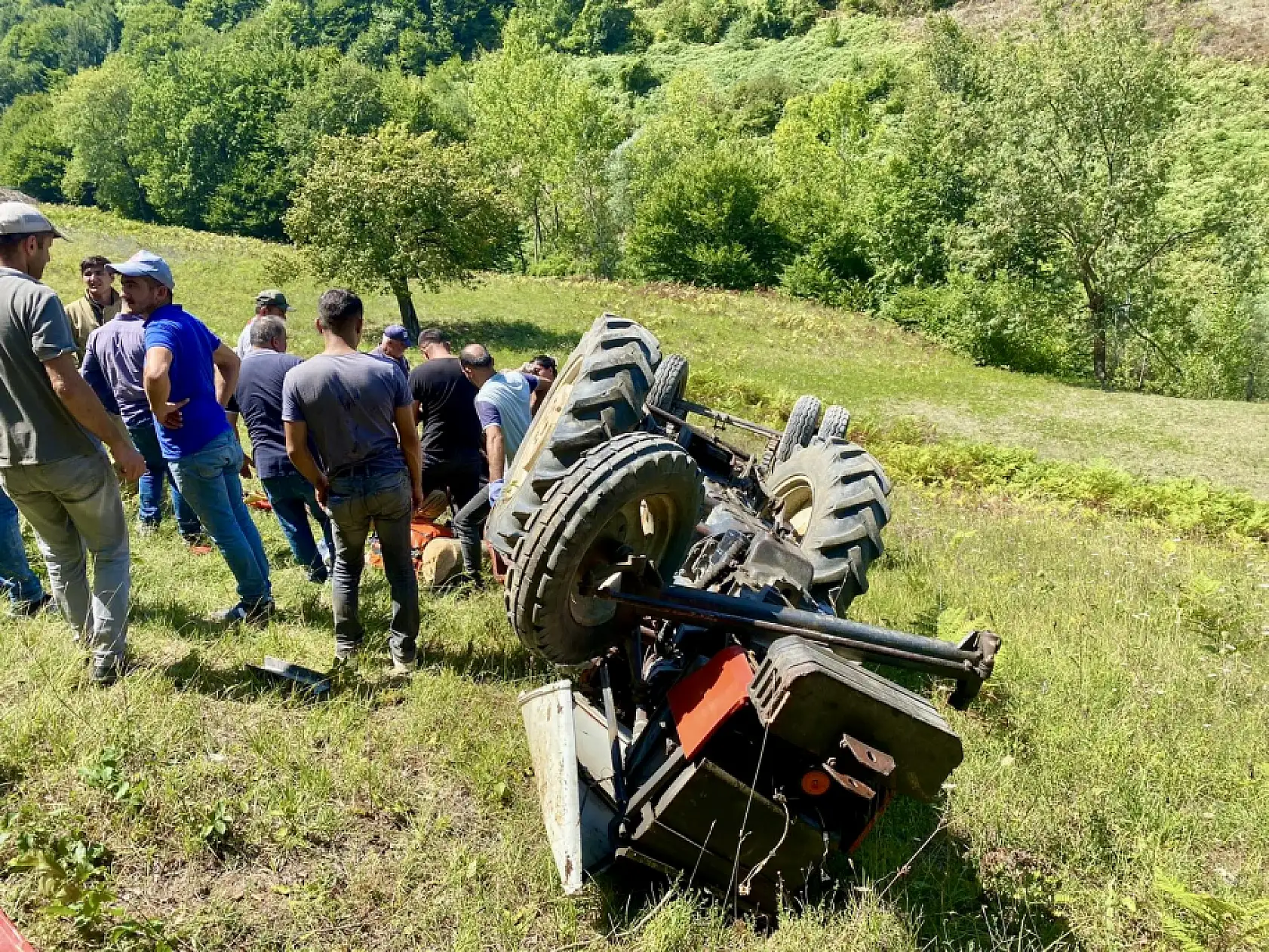 Devrilen traktörün altında can verdi