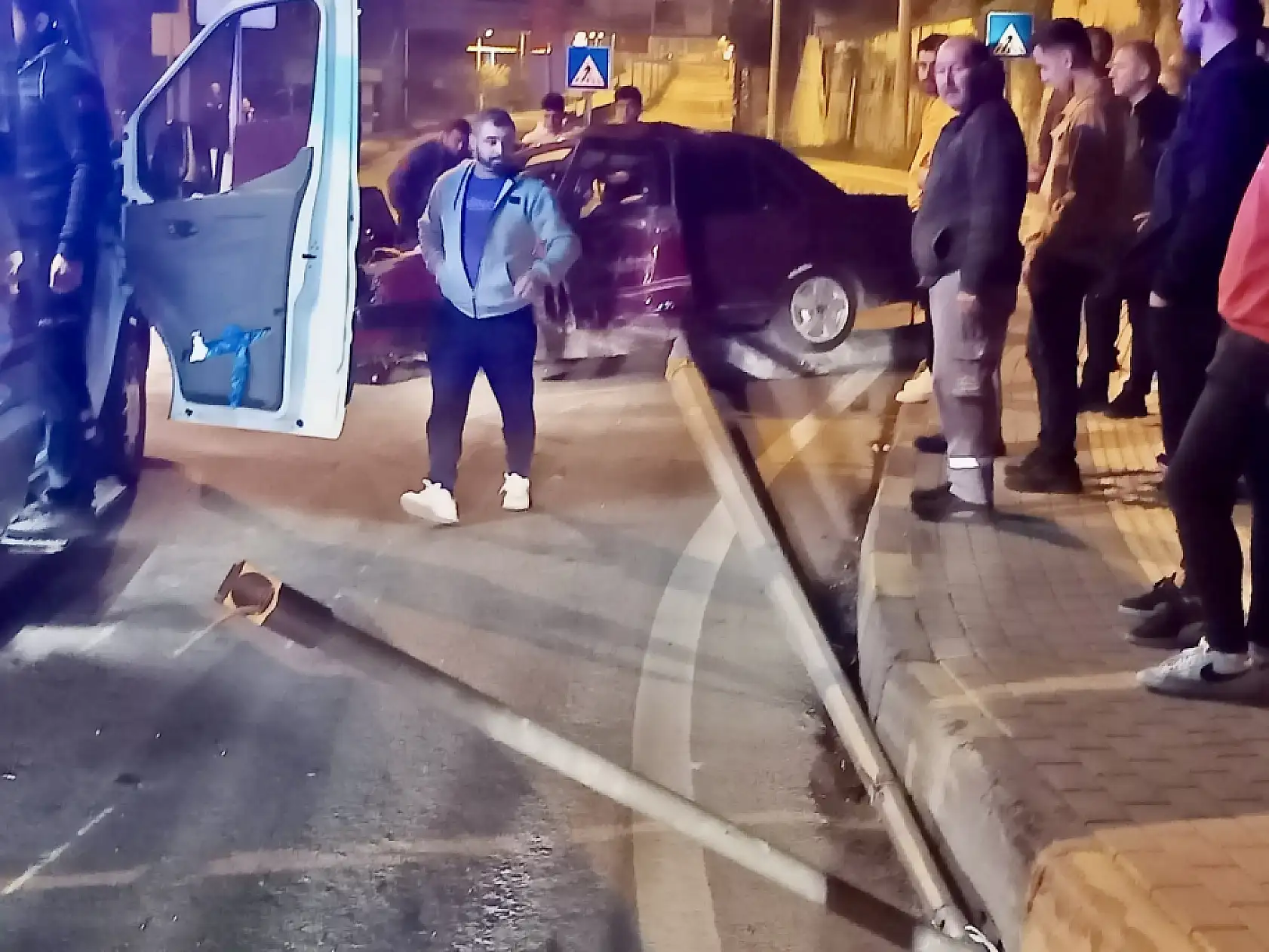 Aydınlatma direğine çarptı