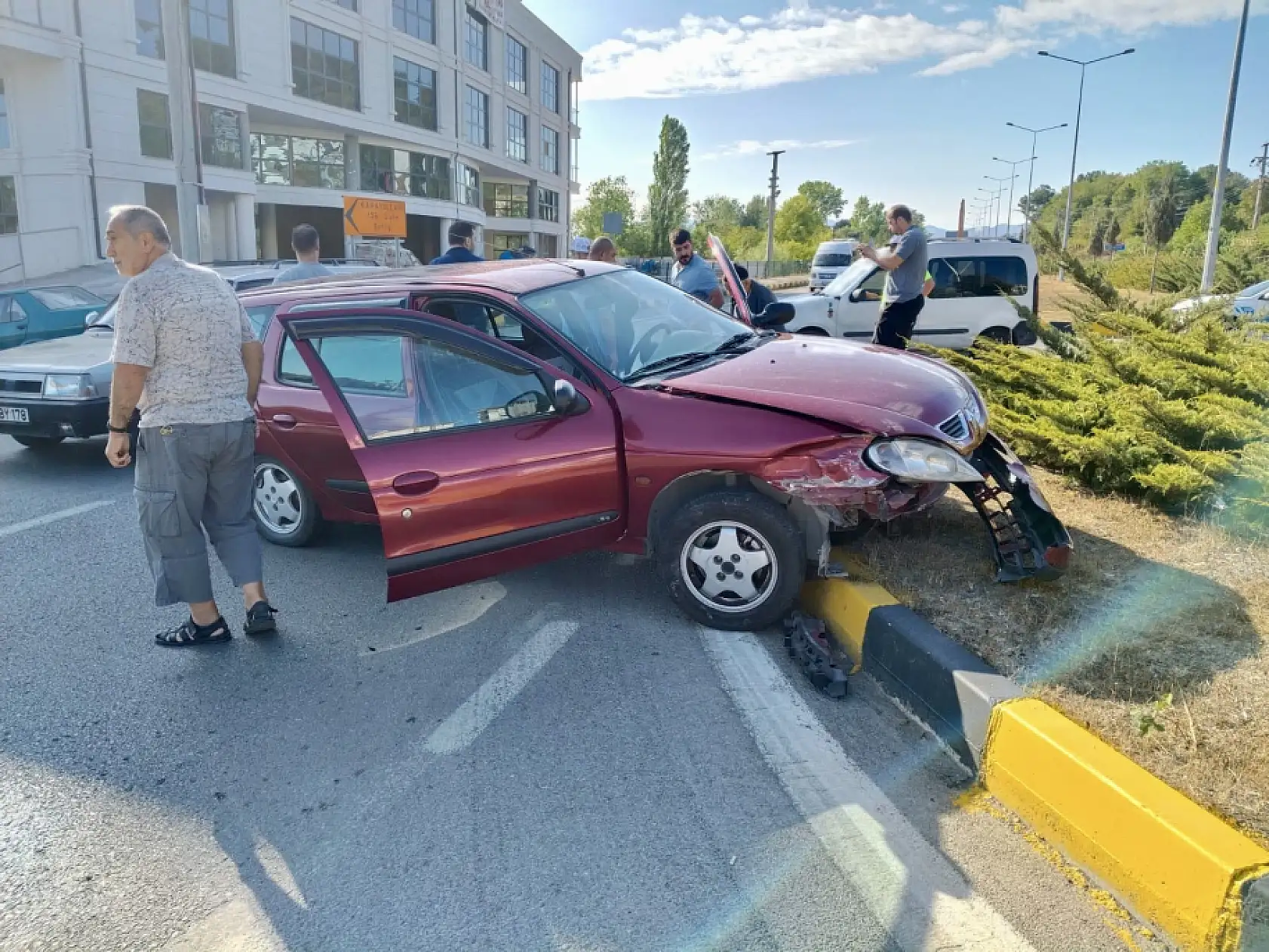 Çarpışan tofaş araziye uçtu
