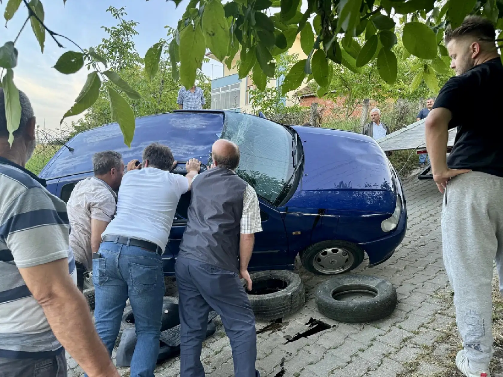 Geri kaçan otomobil ters döndü