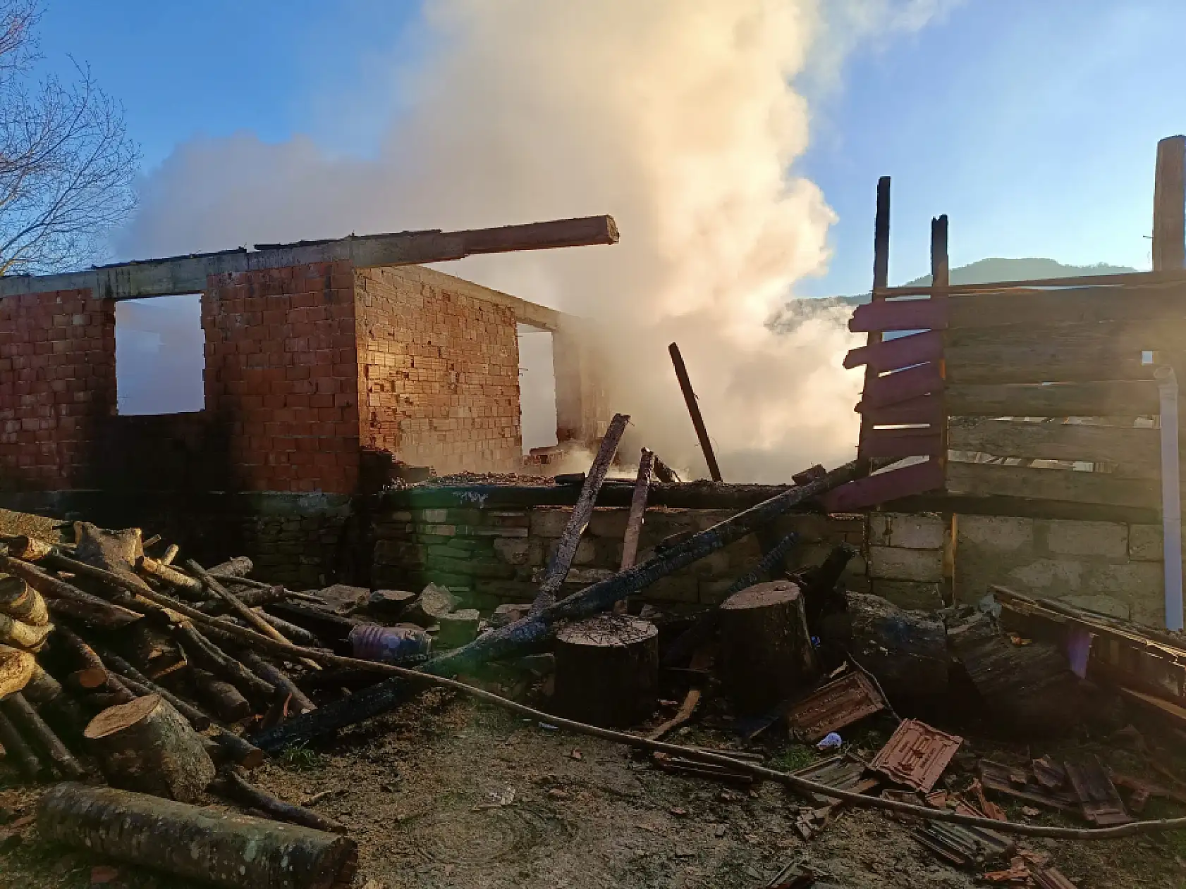 Yanan ev kullanılamaz hale geldi