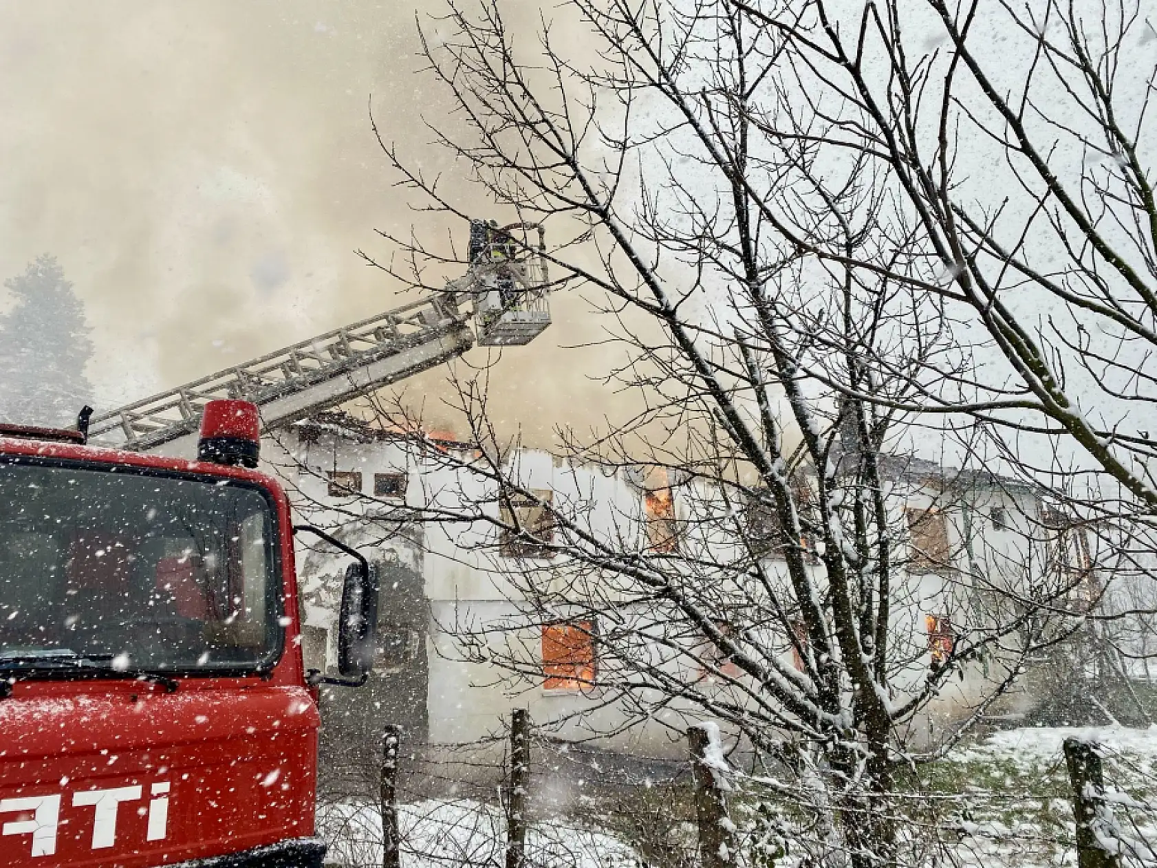 Kar altında yangın çıktı