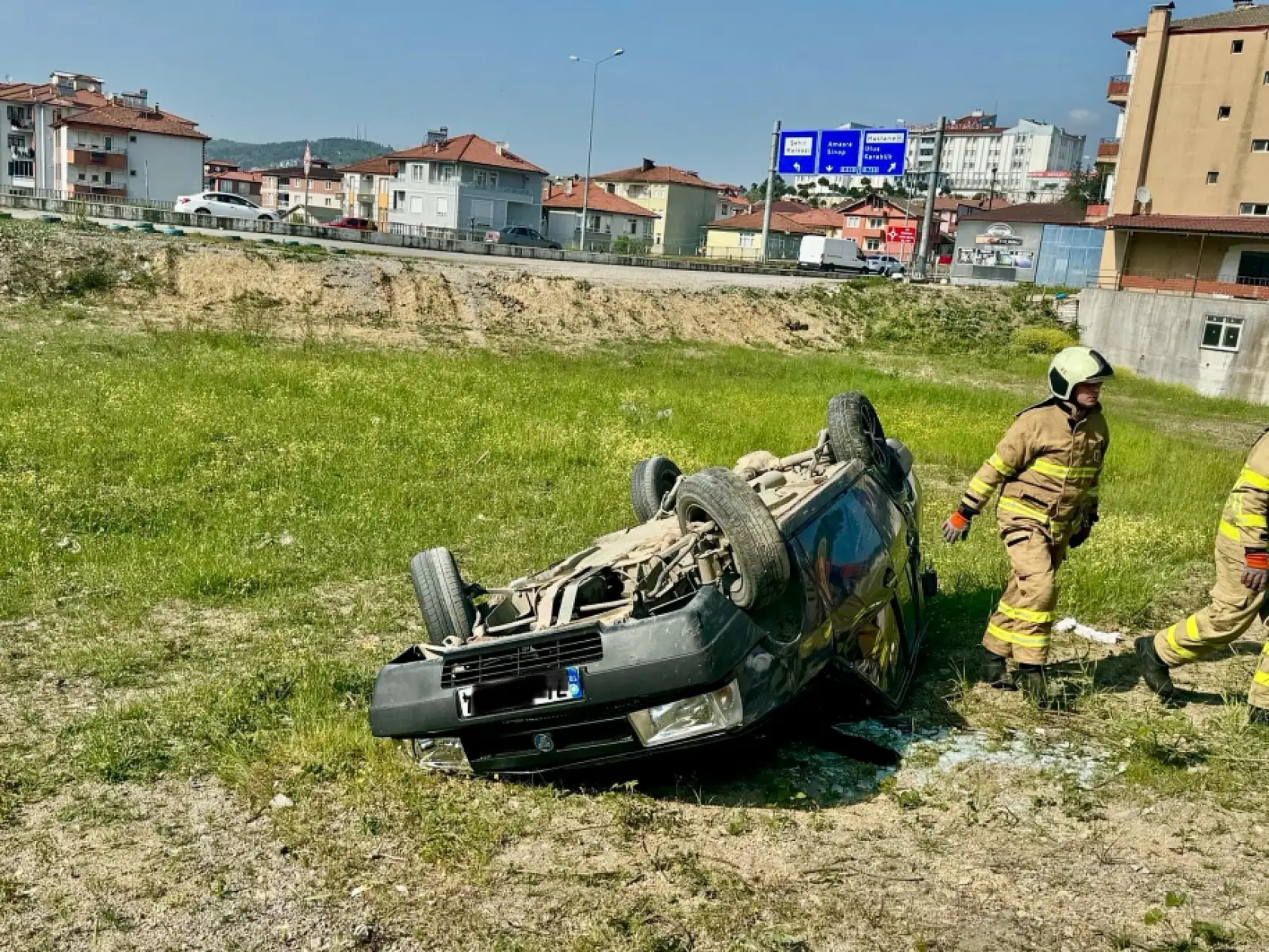 Otomobil araziye yuvarlandı