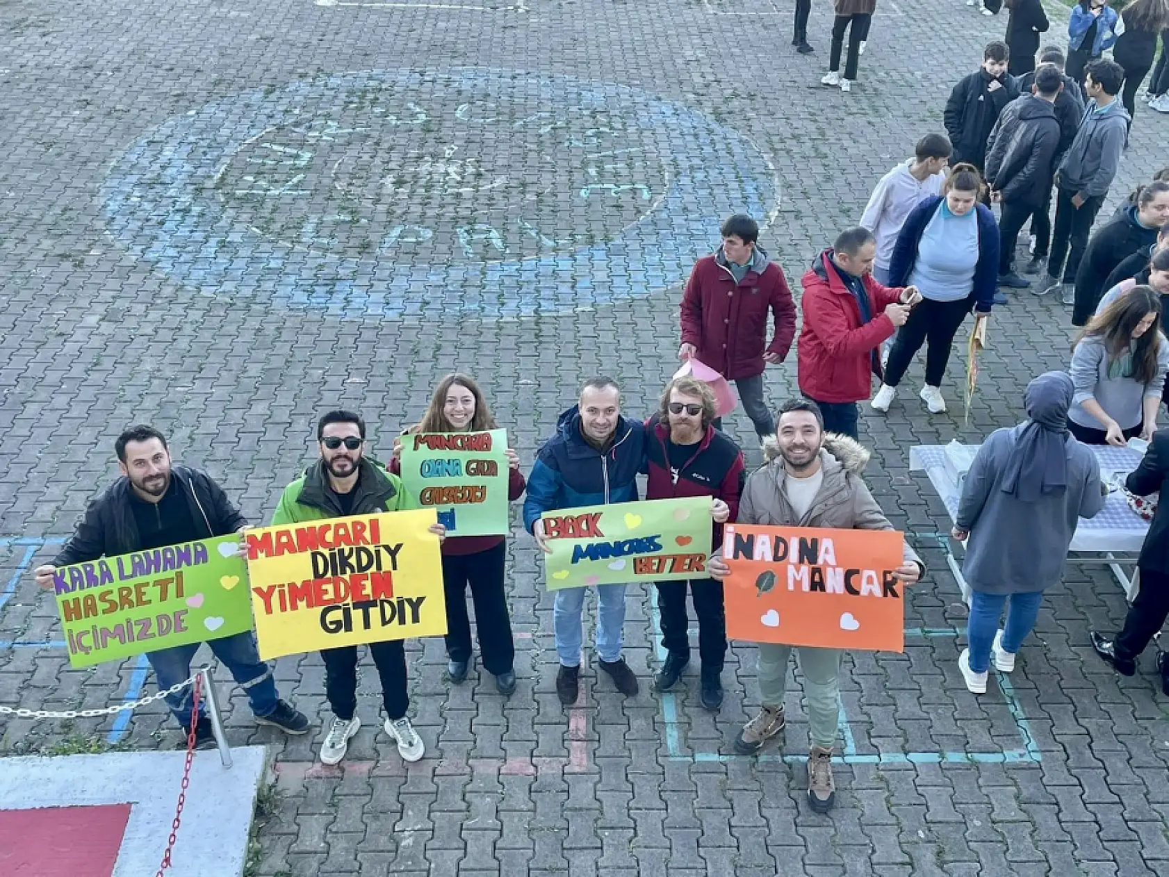 Okul bahçesinde Mancar ikramı