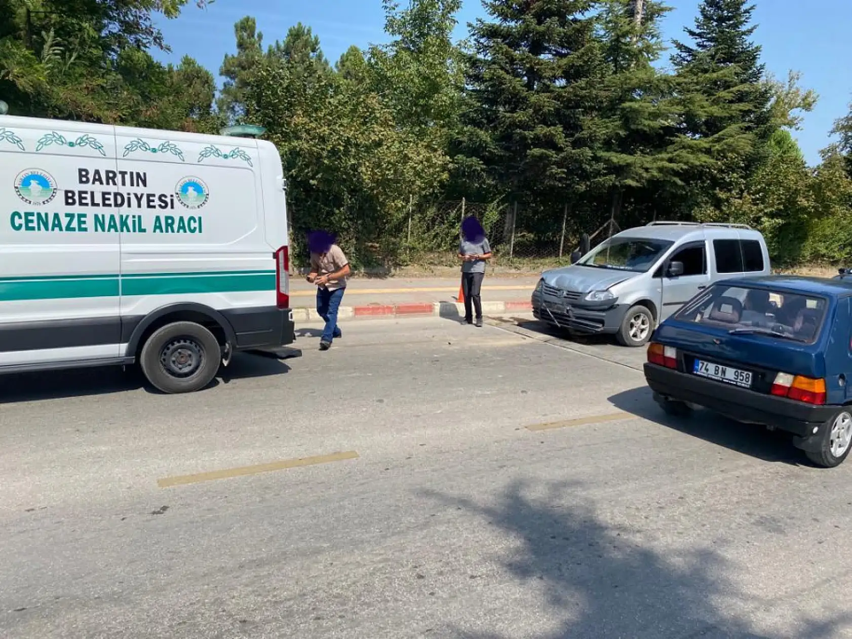 Cenaze nakil aracına çarptı