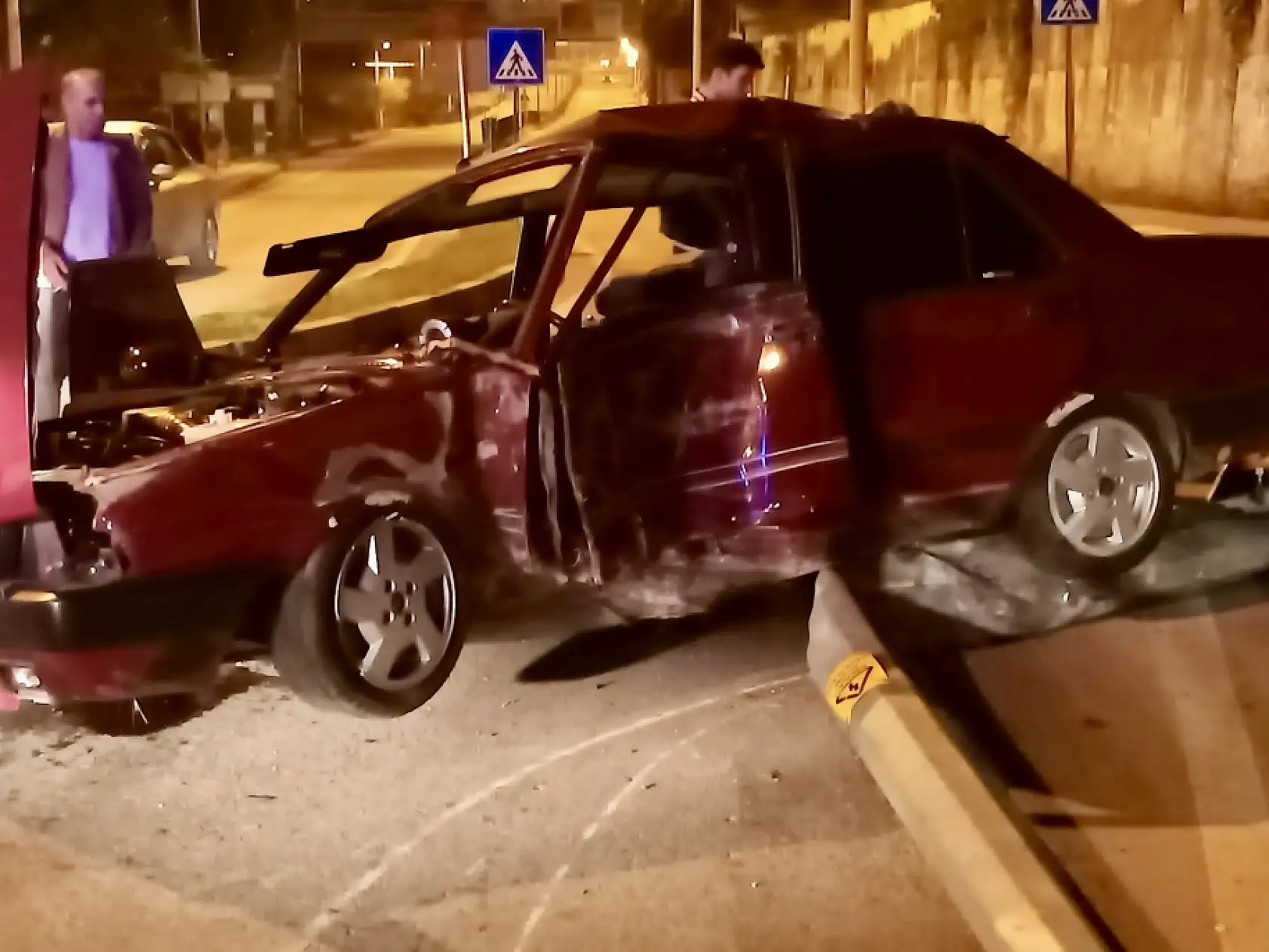 Aydınlatma direğine çarptı