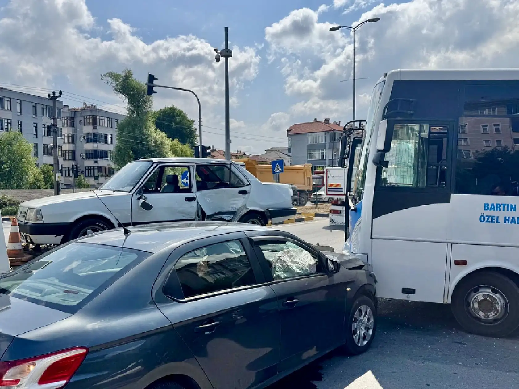 Valilik konut kavşağında zincirleme kaza