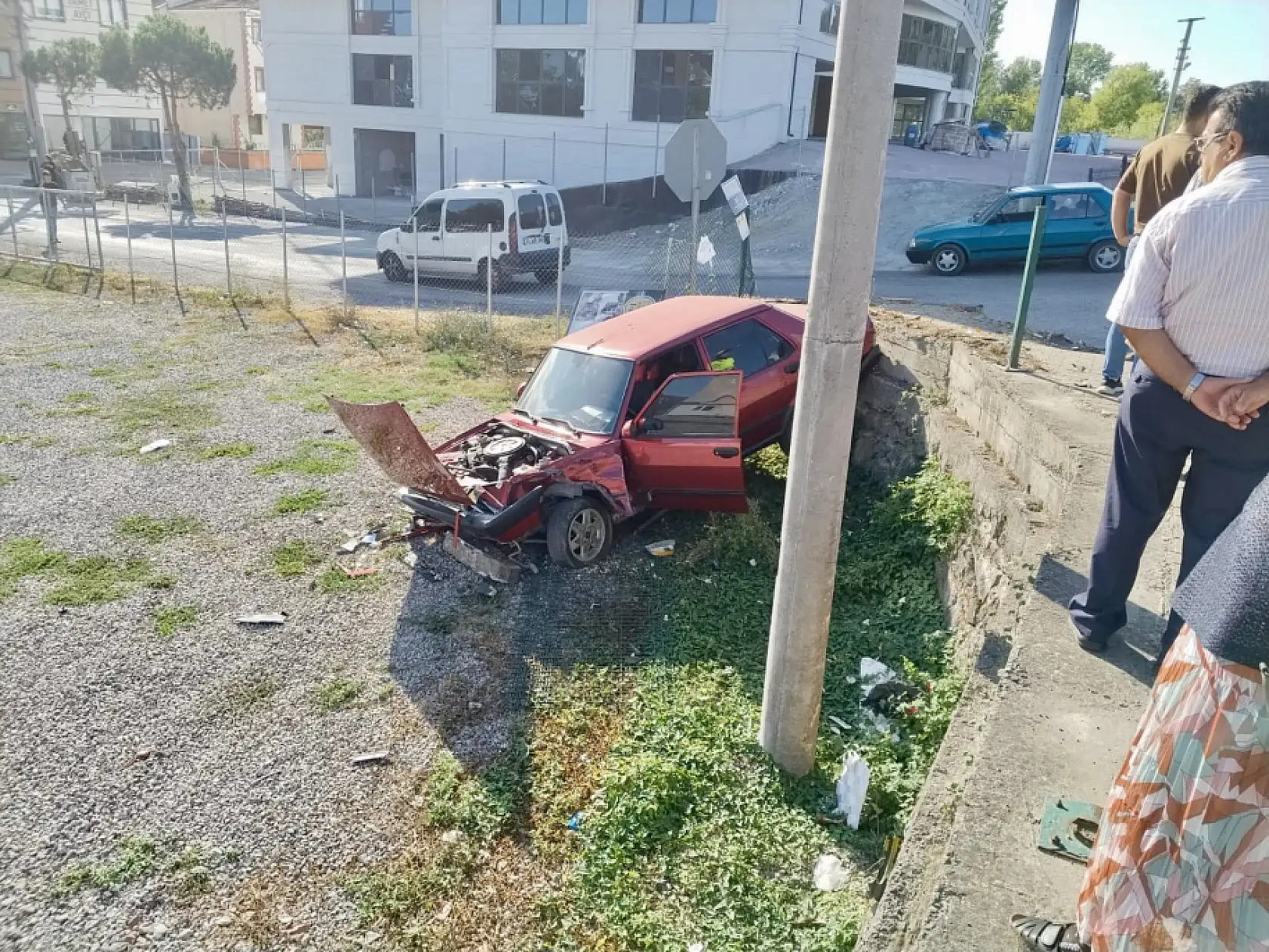 Çarpışan tofaş araziye uçtu