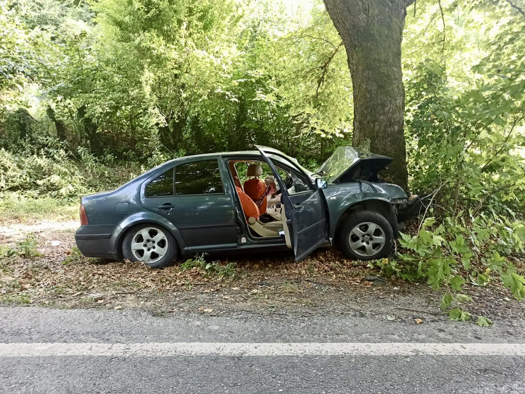 Otomobil Ağaca çarptı, 1 ölü 3 yaralı