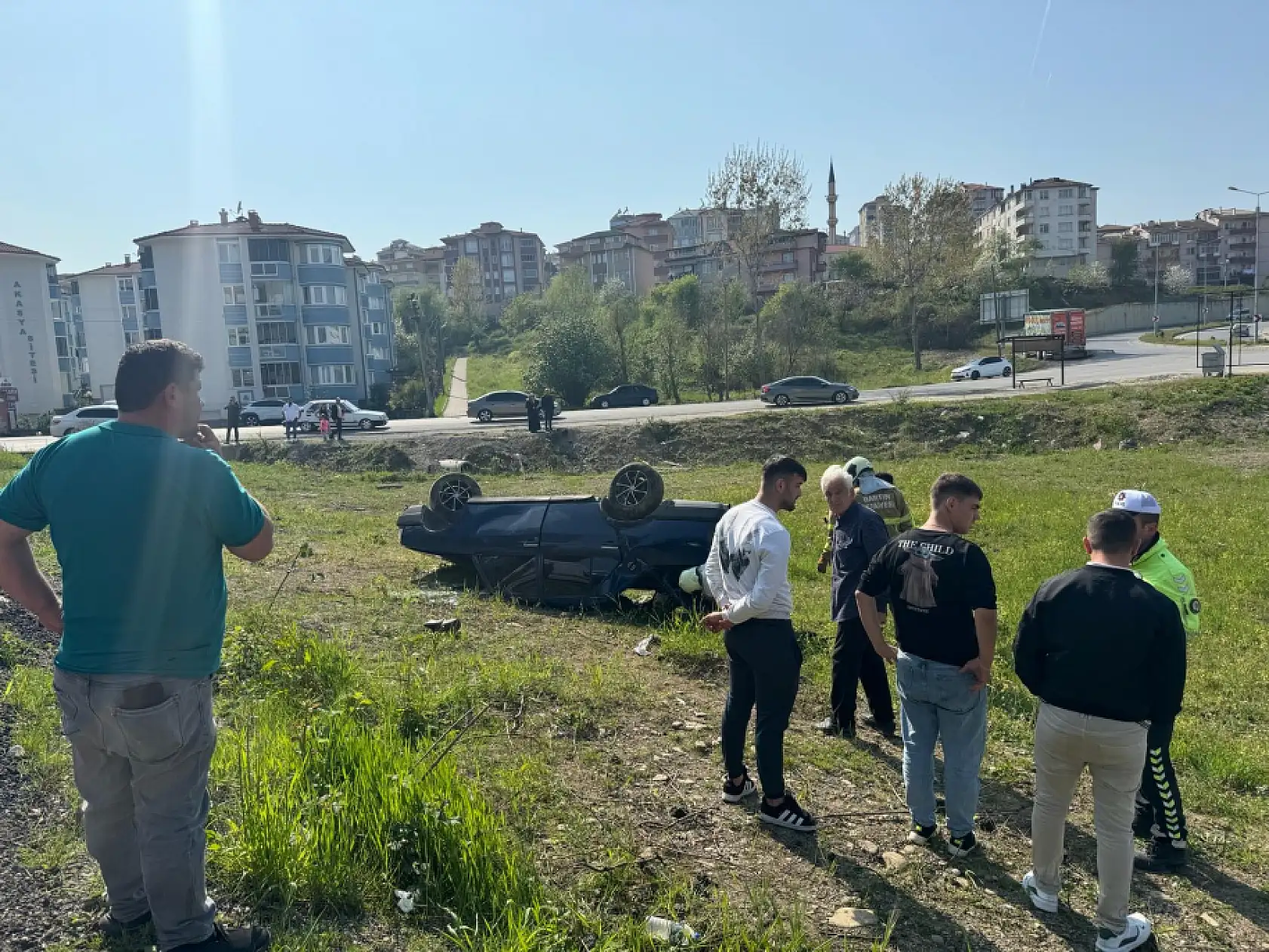 Otomobil araziye yuvarlandı