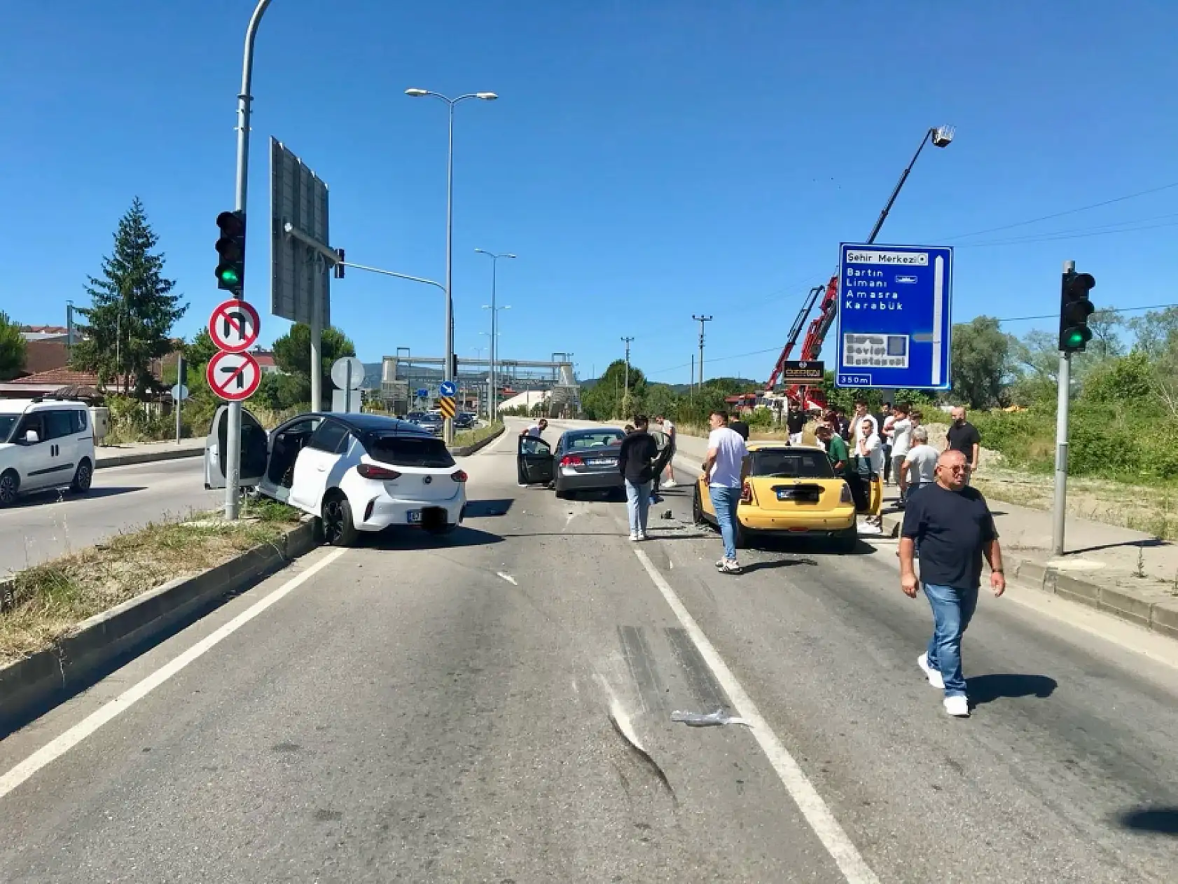 Işıklarda duran iki araca çarptı