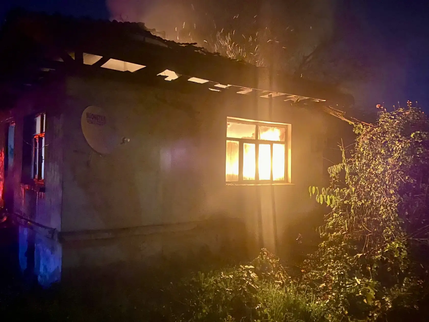 Mahallede gece yarısı yangın çıktı