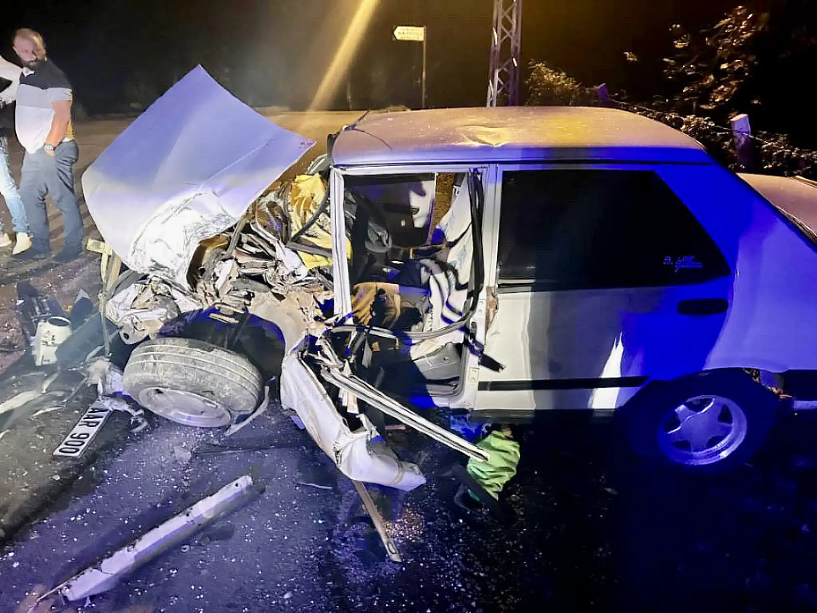 Çarpışan araçlardan biri ters döndü