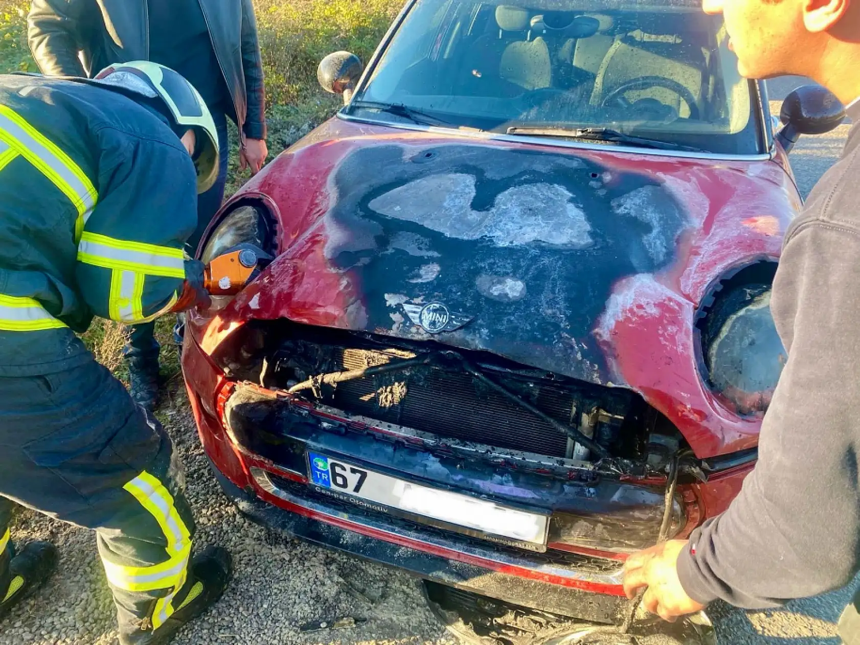 Araçtan dumanlar yükseldi