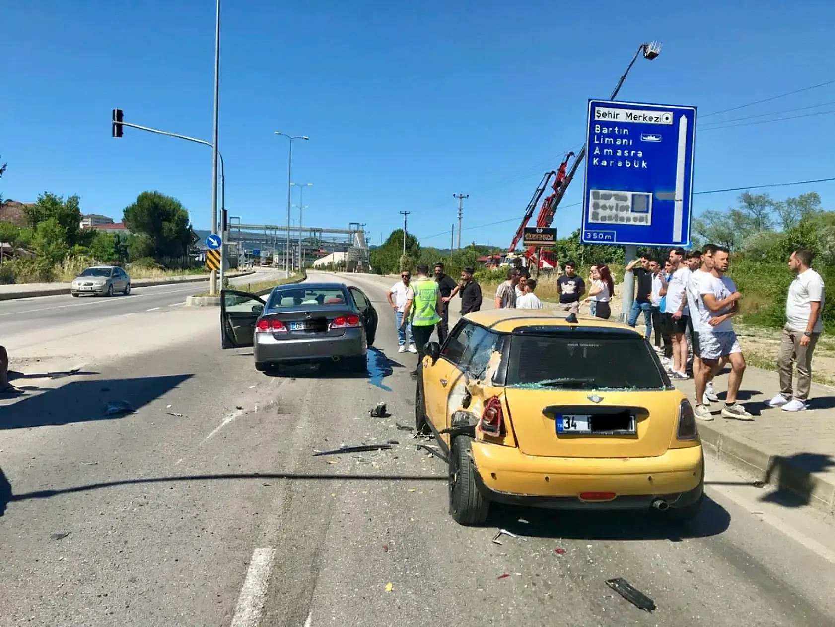 Işıklarda duran iki araca çarptı