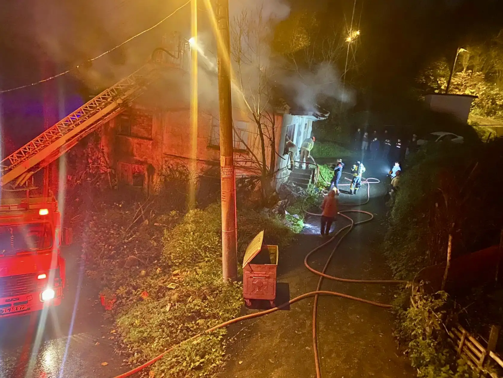 Mahallede gece yarısı yangın çıktı