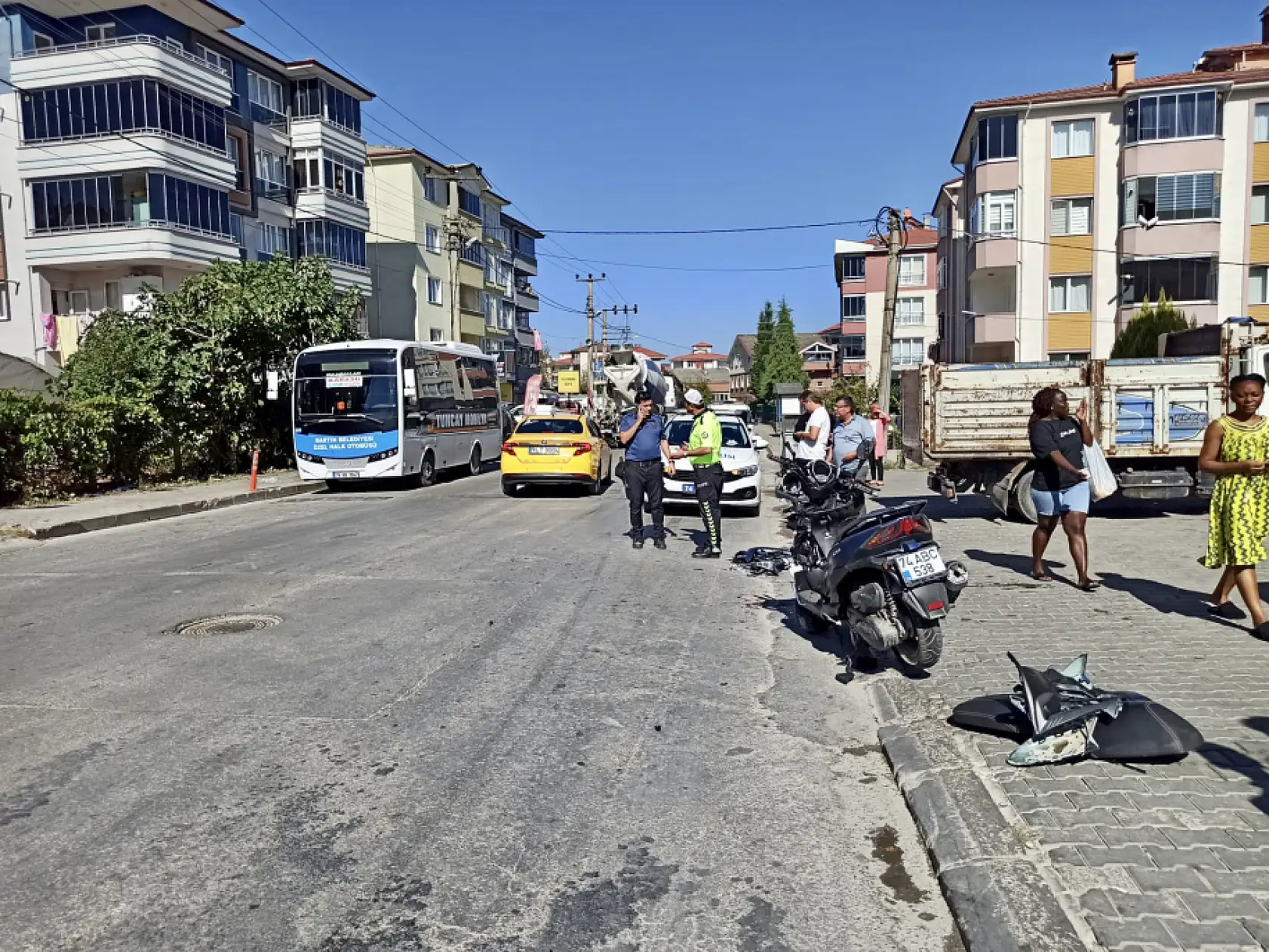 Motosiklet ile kamyonet çarpıştı