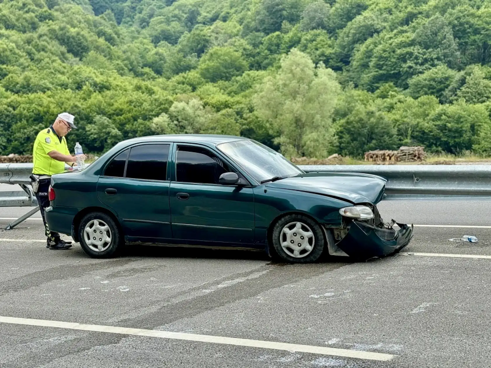 Otomobil bariyerlere çarptı