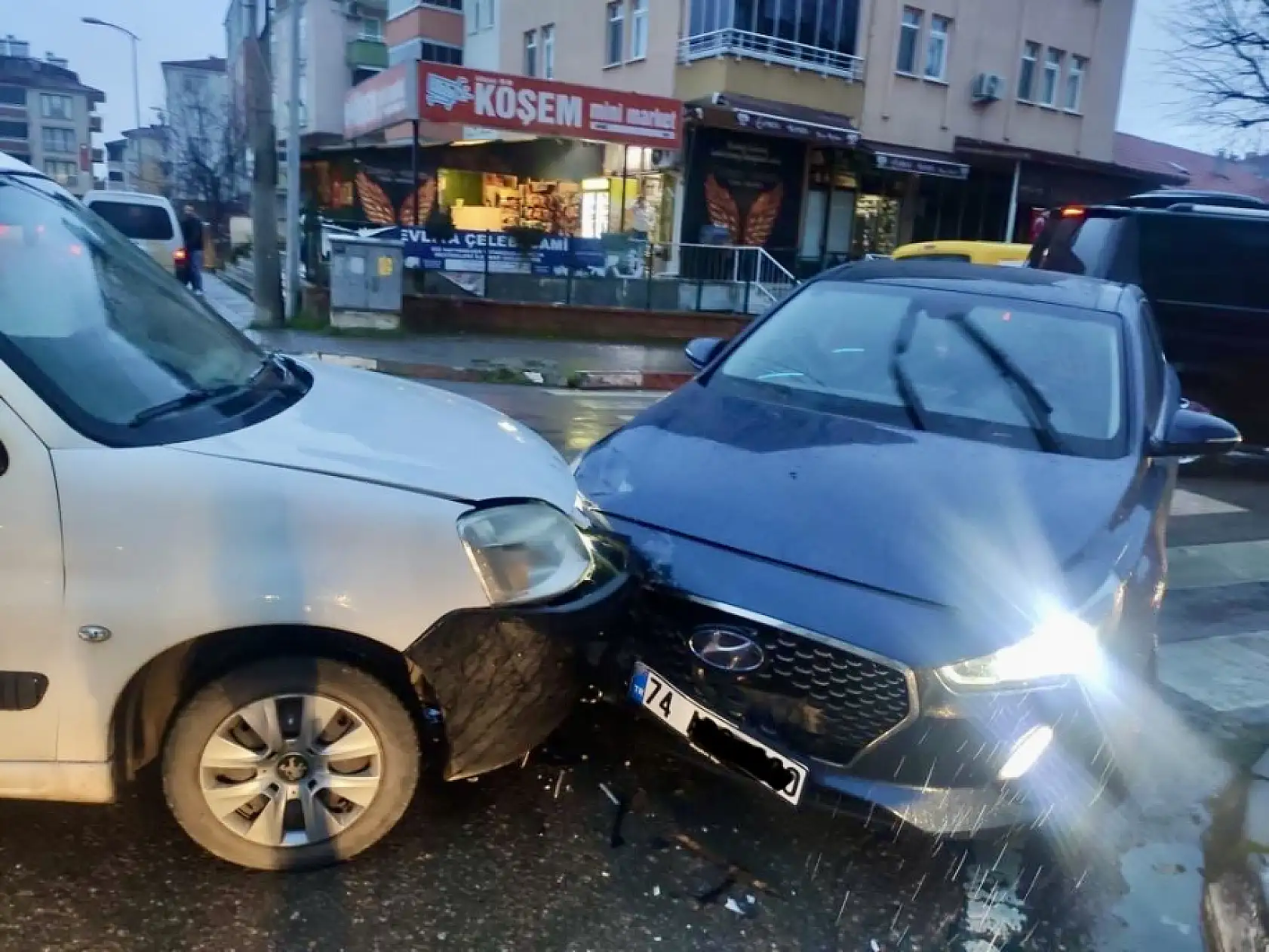 İki otomobil kafa kafaya çarpıştı