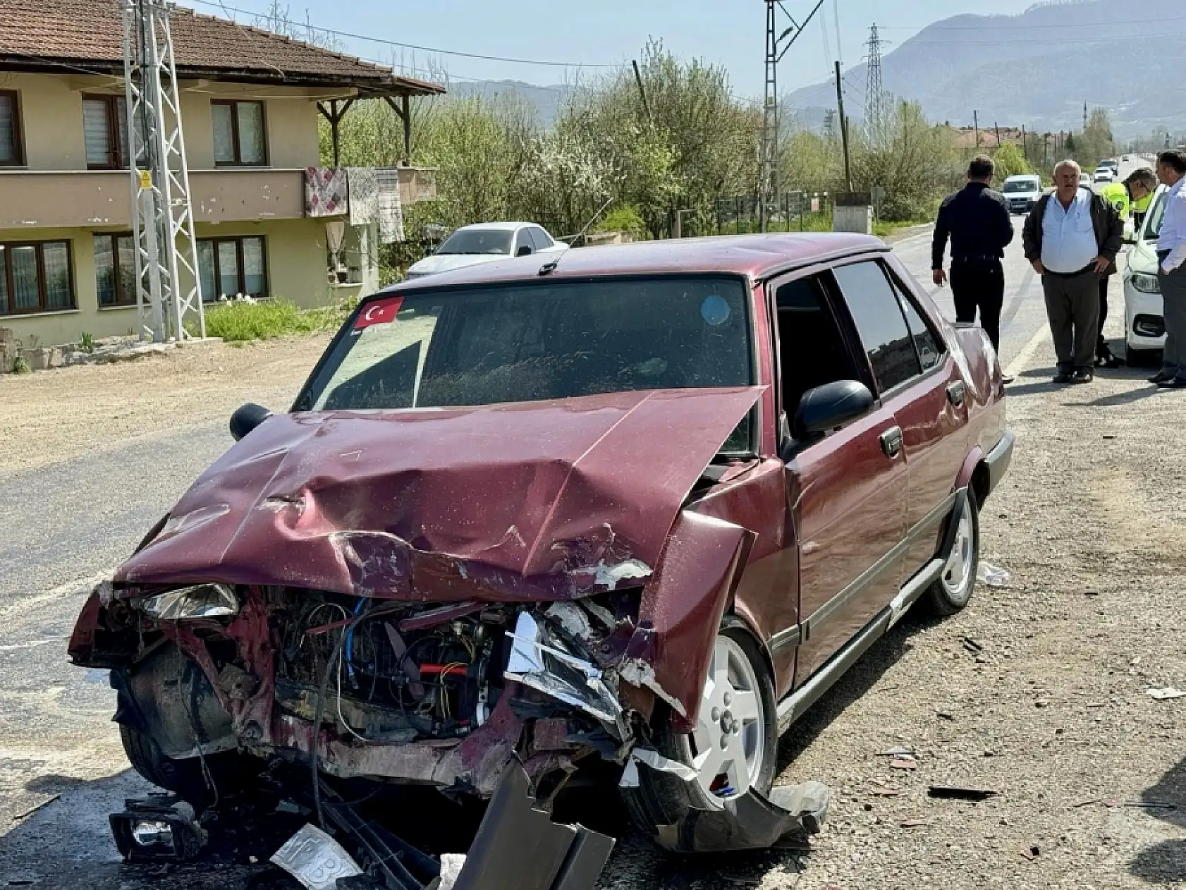 Otomobil ile minibüs çarpıştı