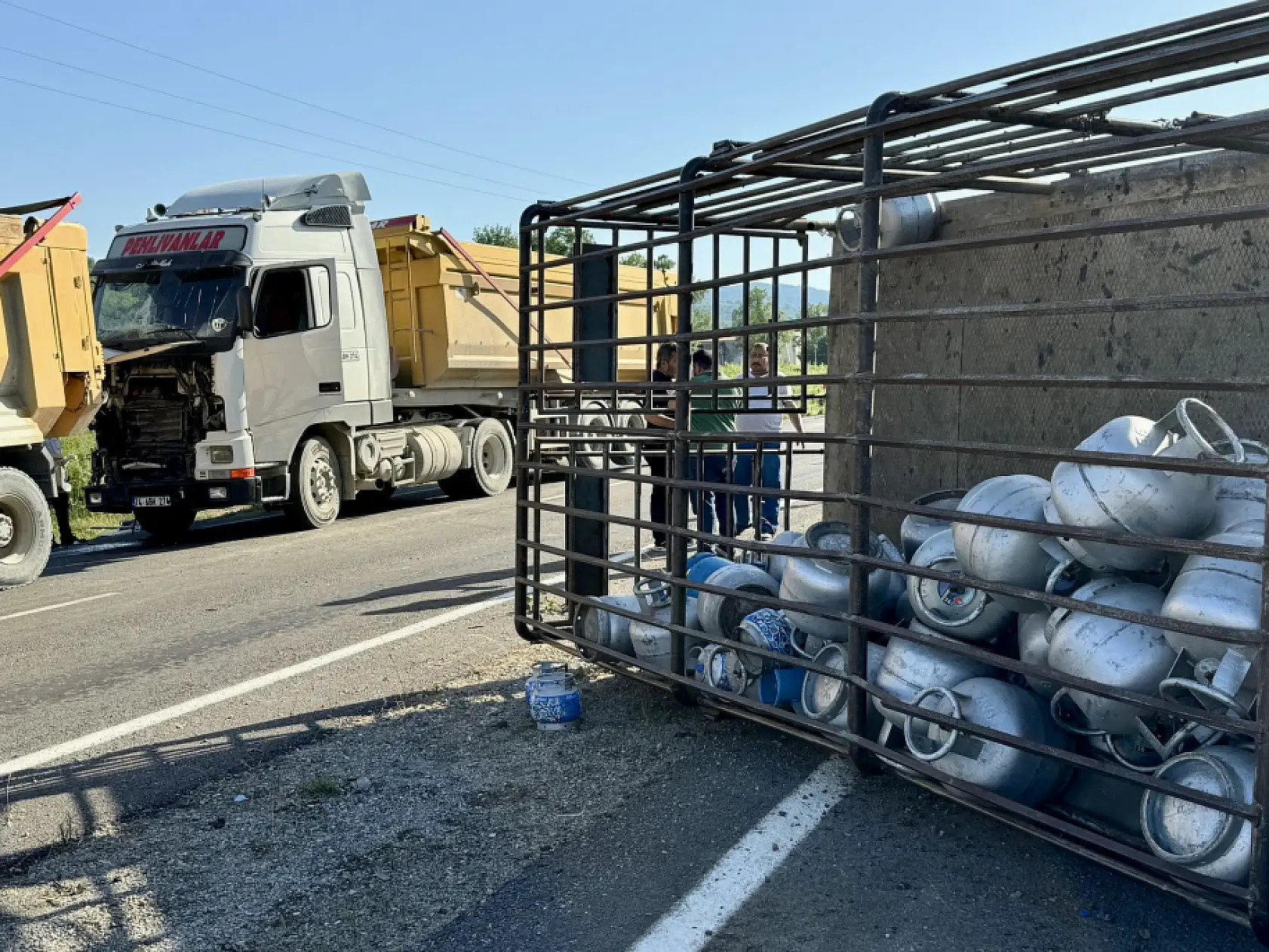 Tüp kamyonu devrildi