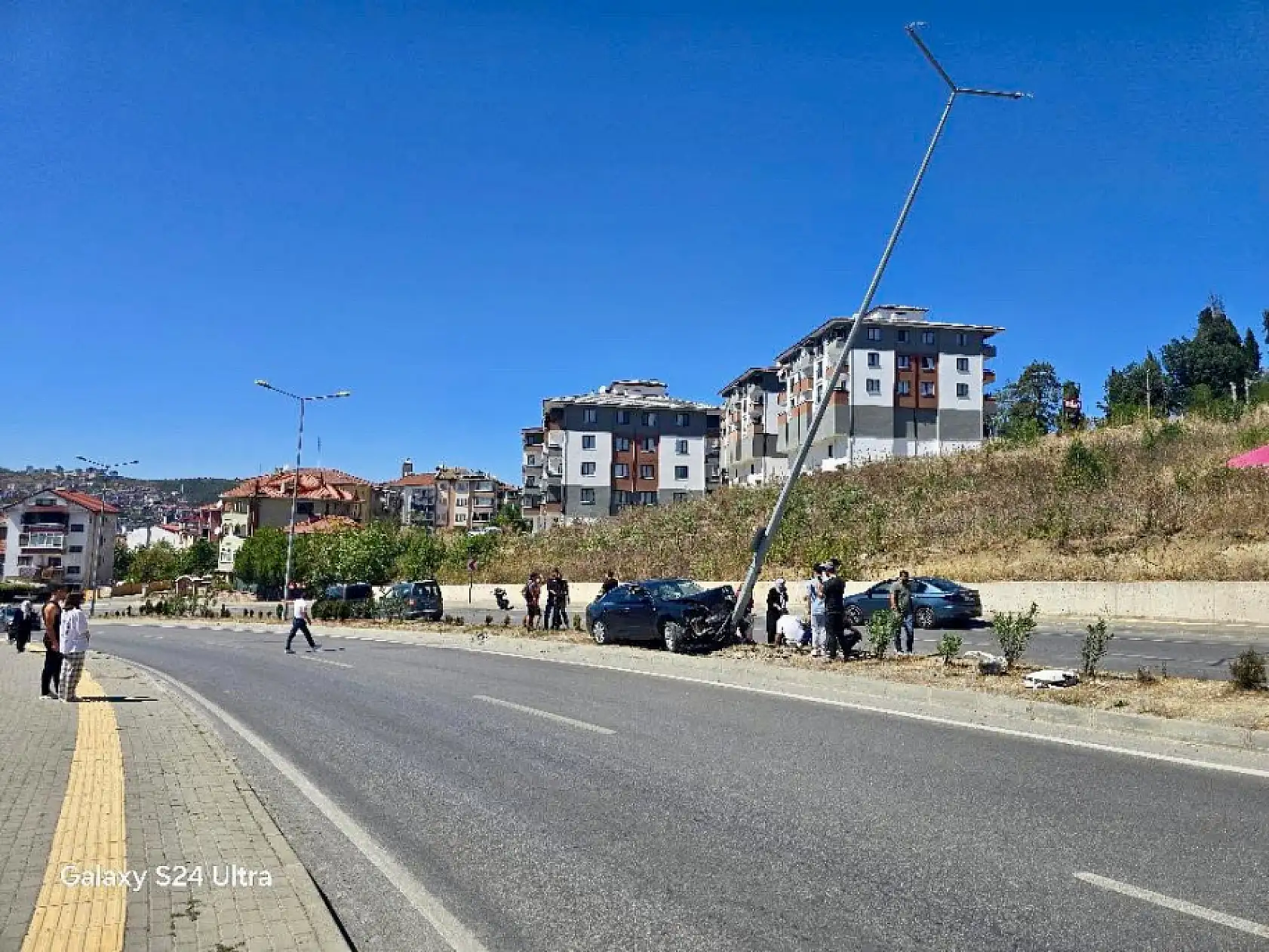 Orta refüjde direğe çarptı