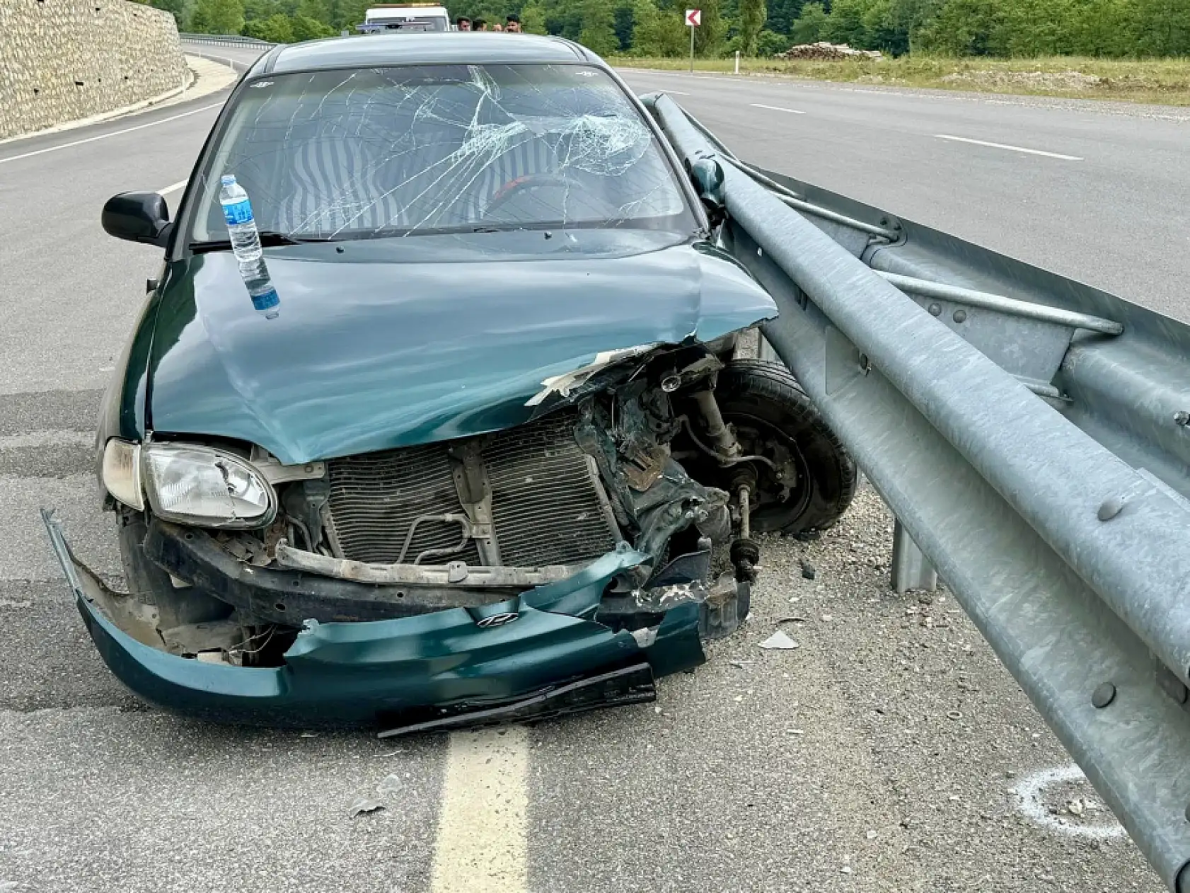 Otomobil bariyerlere çarptı