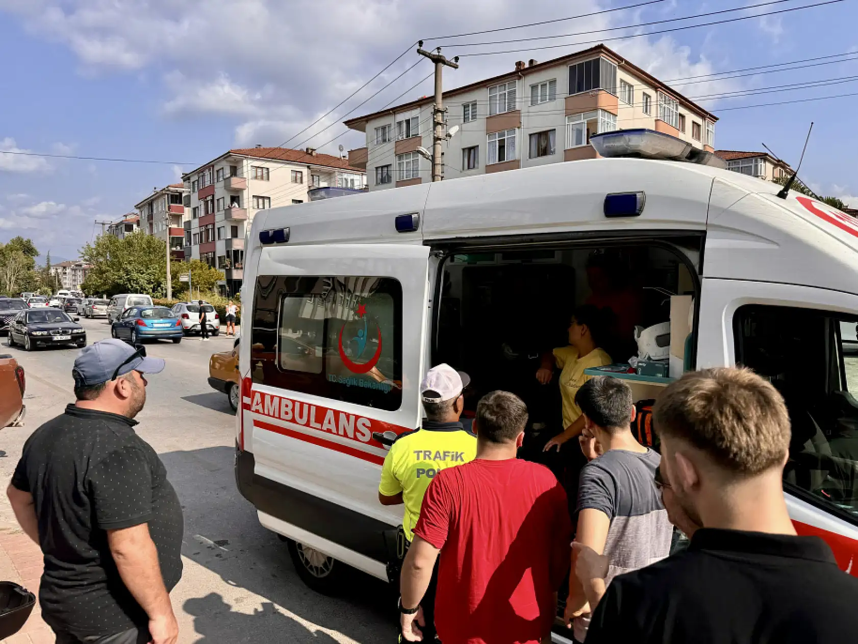 Motosiklet kamyonetin altına sıkıştı