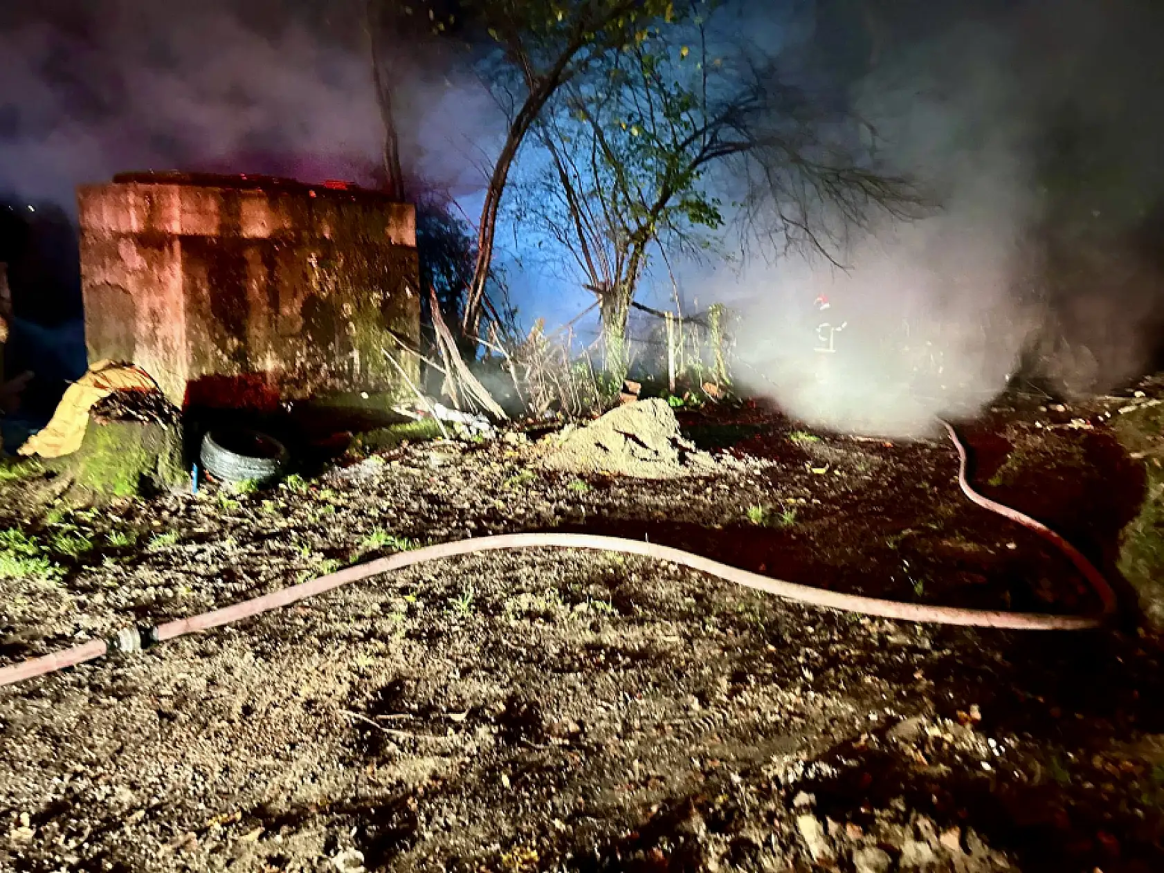 Yıldırım düştü, iki araç yandı