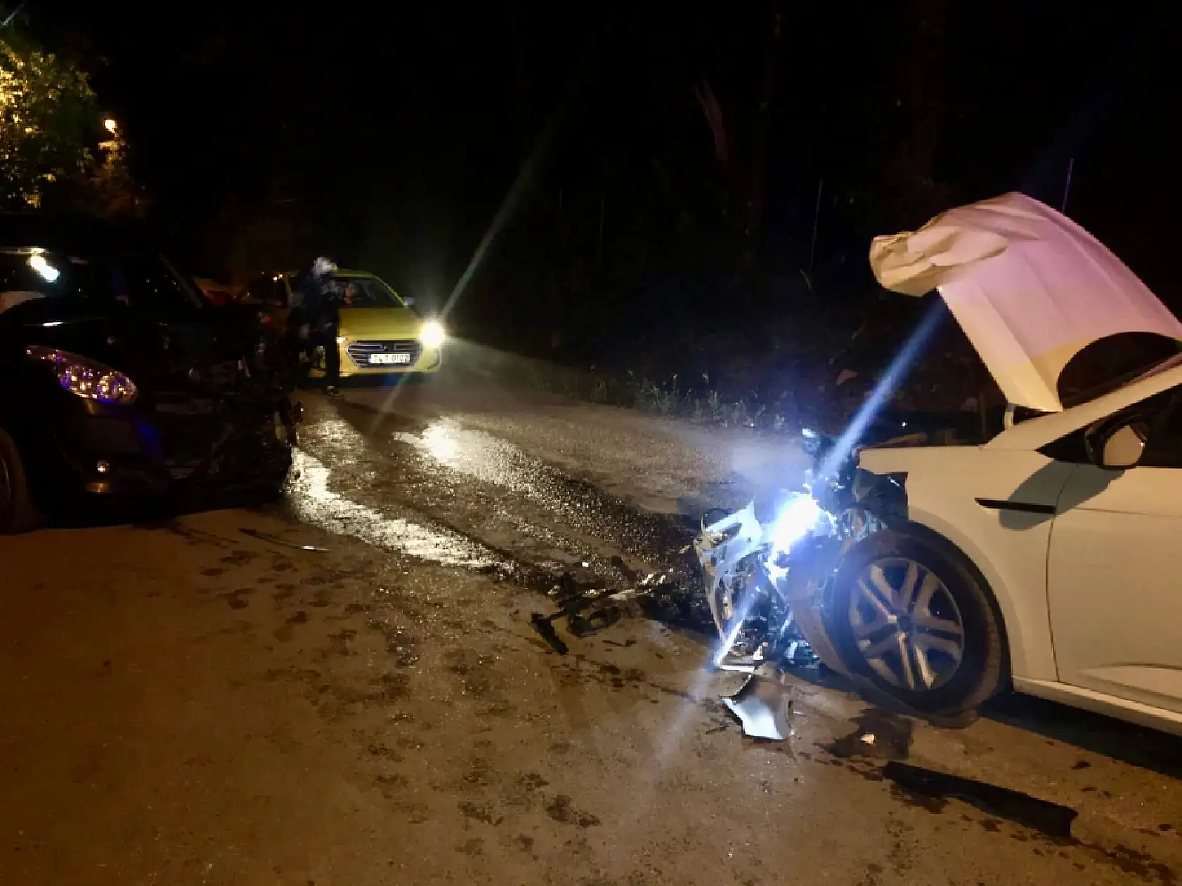 İki araç kafa kafaya çarpıştı