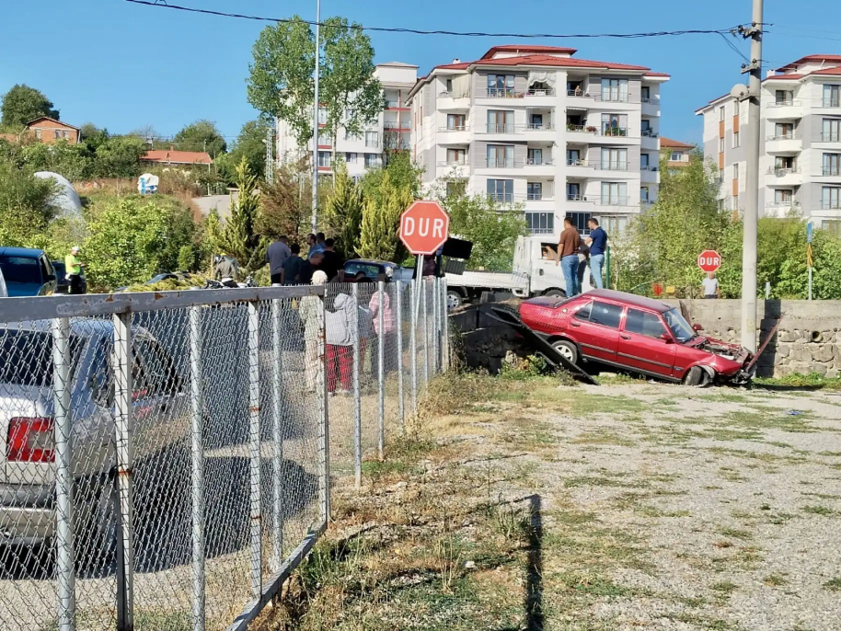 Çarpışan tofaş araziye uçtu