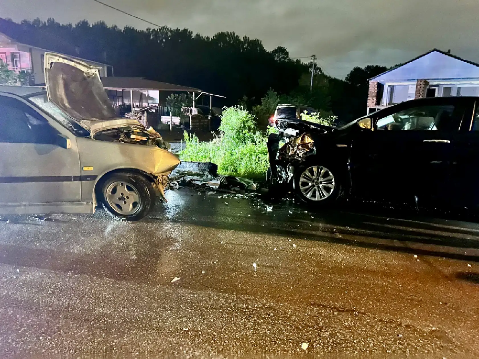 İki araç kafa kafaya çarpıştı