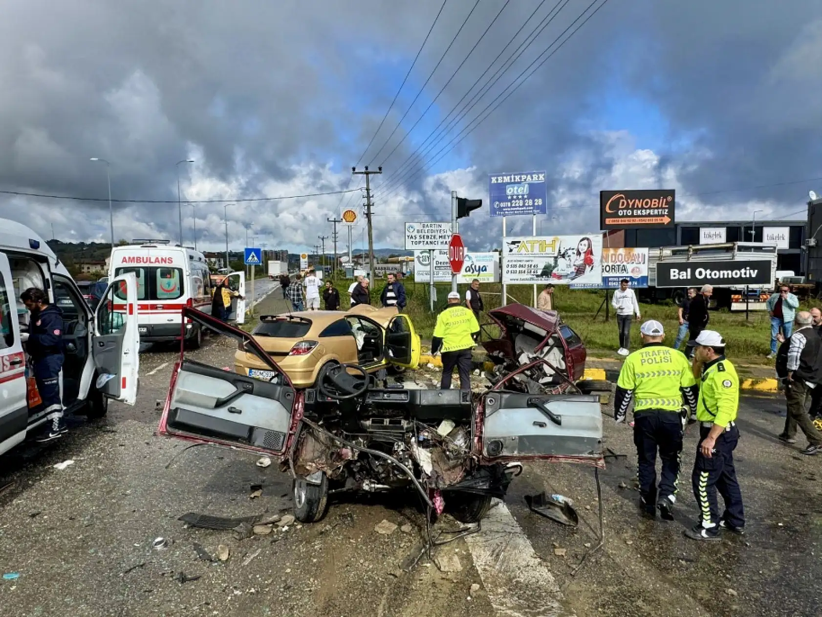 Çarpışan araçlardan biri ikiye bölündü